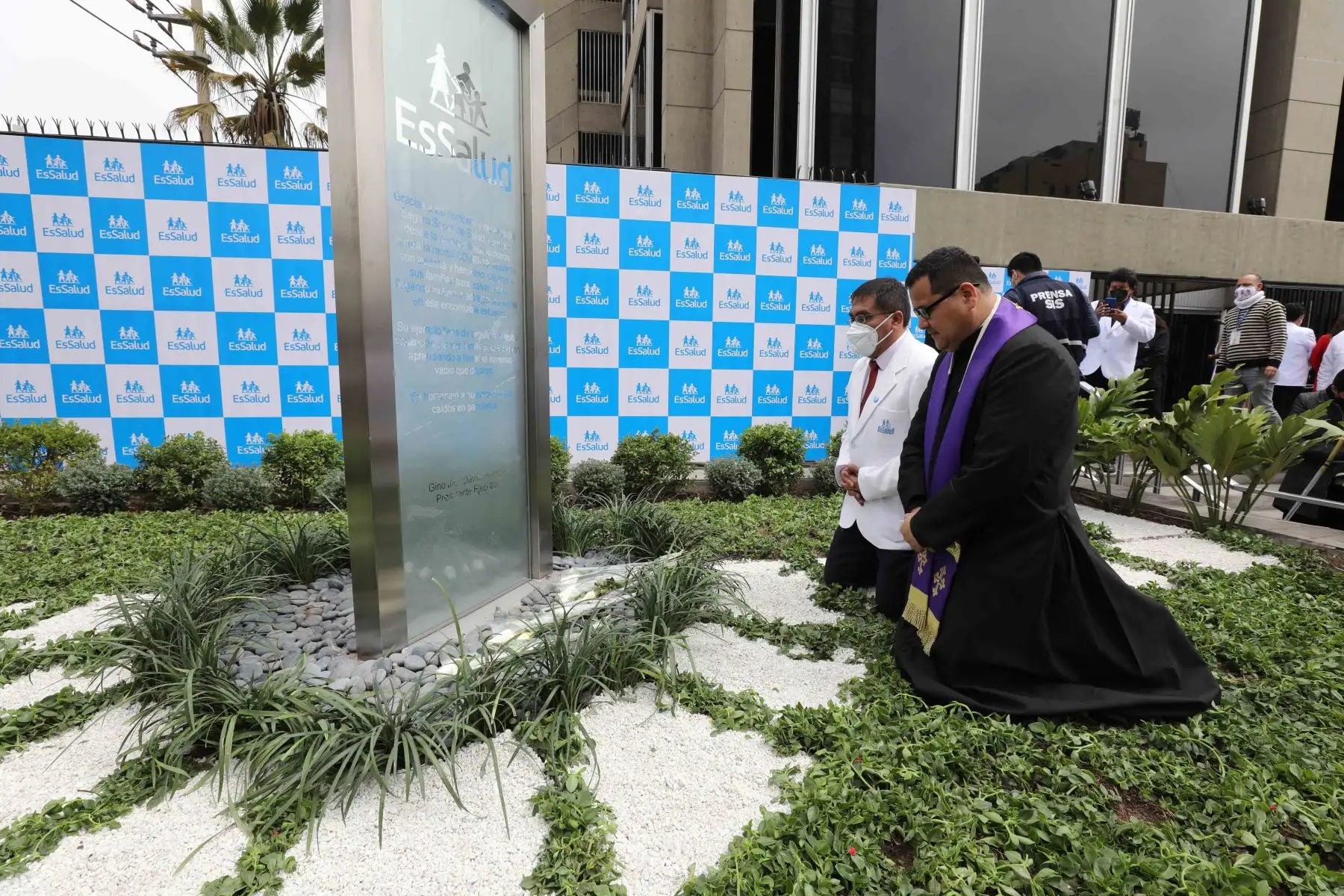 La ceremonia se inició con una paraliturgia que estuvo a cargo del reverendo padre Luis Núñez del Prado, paciente cero de EsSalud que permaneció casi dos meses hospitalizado (de los cuales 37 días fueron en UCI) y que logró vencer al coronavirus gracias a los cuidados y atenciones que le brindó el personal de salud del hospital Edgardo Rebagliati. Foto: EsSalud