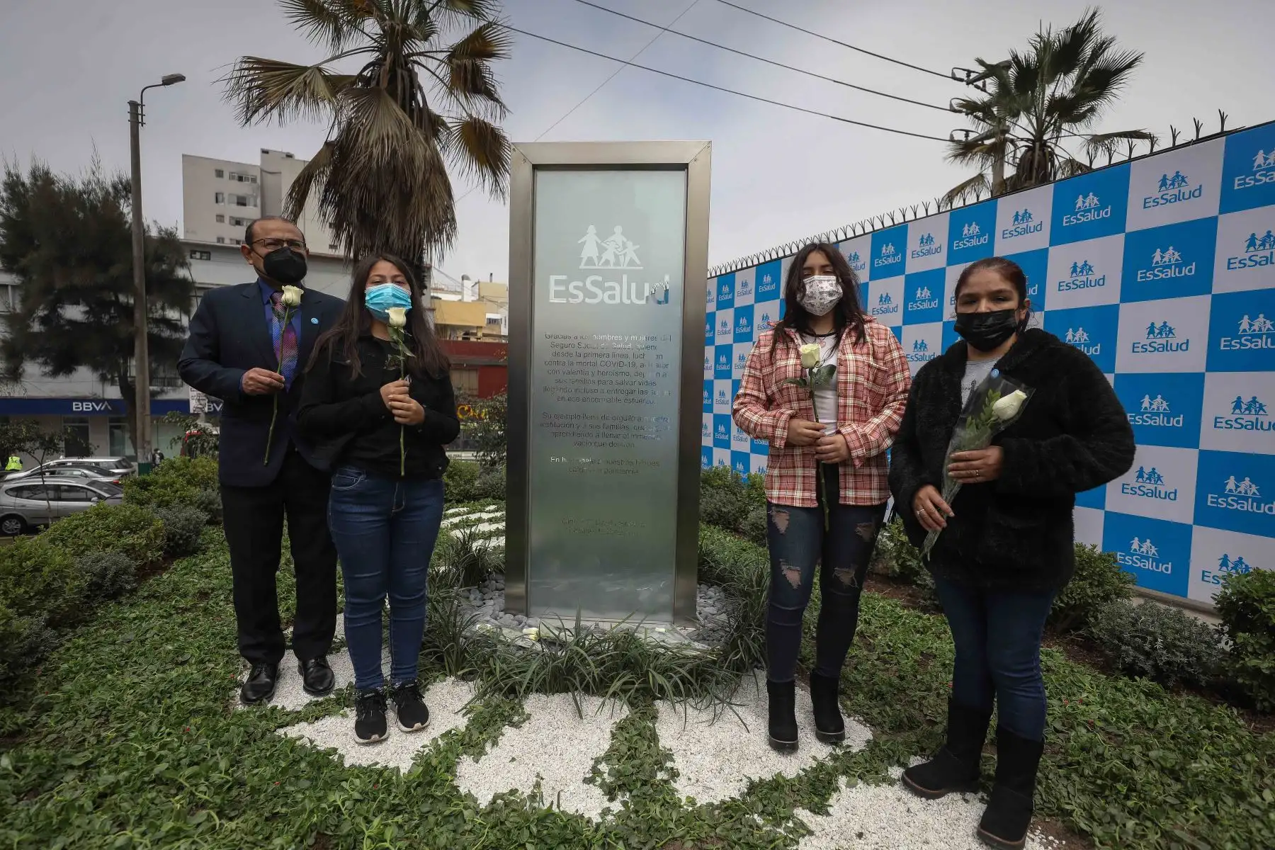 En una emotiva ceremonia, el Seguro Social de Salud (EsSalud) develó un tótem en memoria del personal de salud que perdió la batalla contra el Covid-19 salvando vidas de pacientes infectados con el mortal virus, el cual se ubica en el frontis del complejo Arenales, en Jesús María. Foto: EsSalud