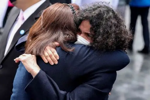 El acto fue encabezado por el presidente ejecutivo de EsSalud, Gino Dávila Herrera, y contó con la presencia de familiares de los trabajadores asistenciales y administrativos caídos en la pandemia. Foto: EsSalud