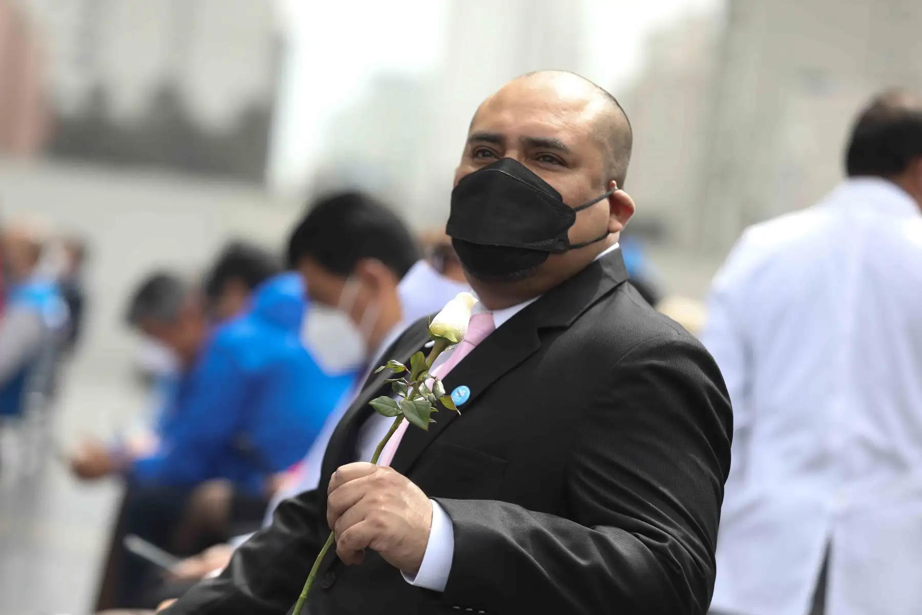 EsSalud rinde homenaje a los trabajadores, entre mujeres y hombres, que desde el inicio de la pandemia y estando en primera línea, ofrendaron su vida para salvar al prójimo. Foto: EsSalud