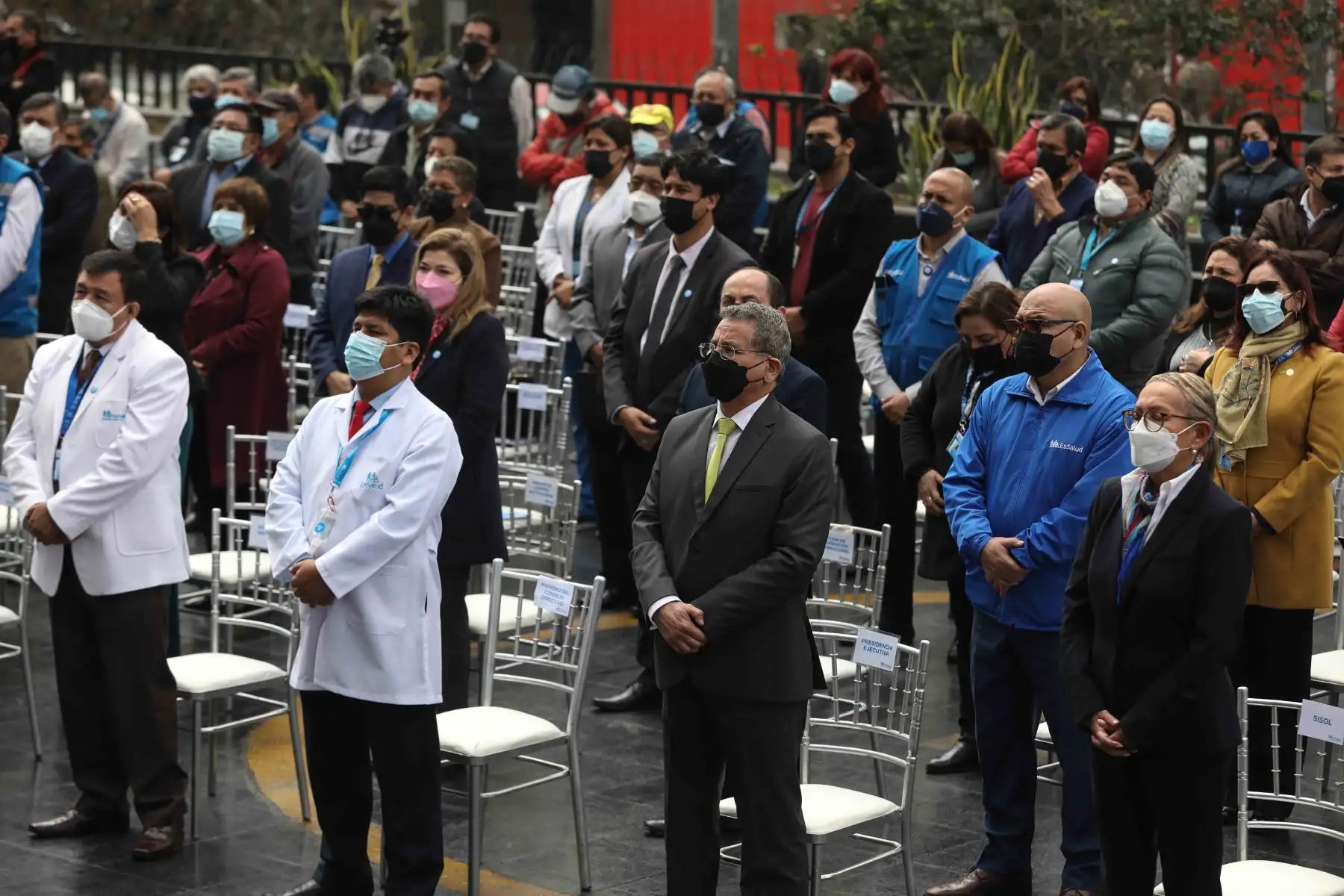 EsSalud rinde homenaje a los trabajadores, entre mujeres y hombres, que desde el inicio de la pandemia y estando en primera línea, ofrendaron su vida para salvar al prójimo. Foto: EsSalud