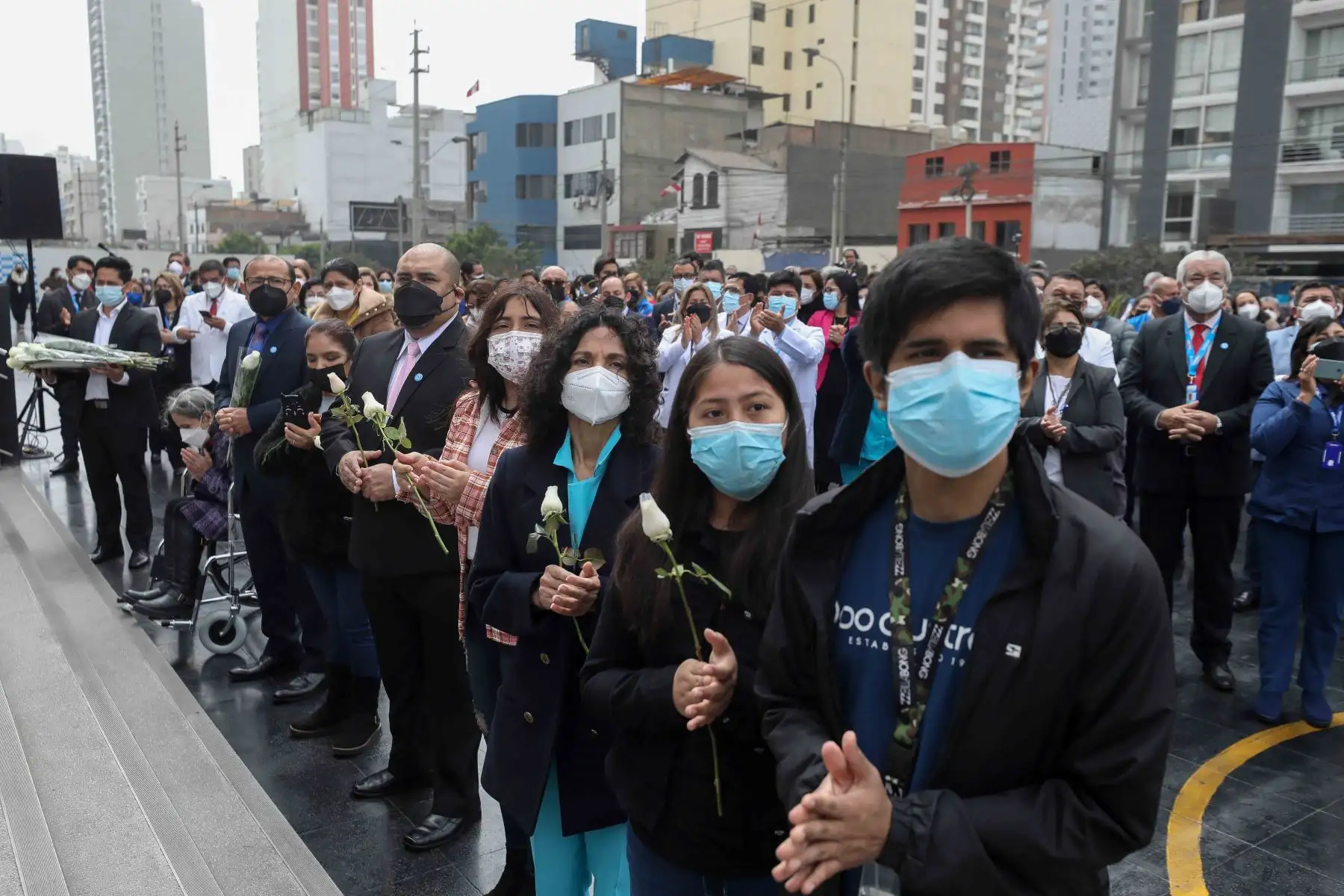 EsSalud rinde homenaje a los trabajadores, entre mujeres y hombres, que desde el inicio de la pandemia y estando en primera línea, ofrendaron su vida para salvar al prójimo. Foto: EsSalud