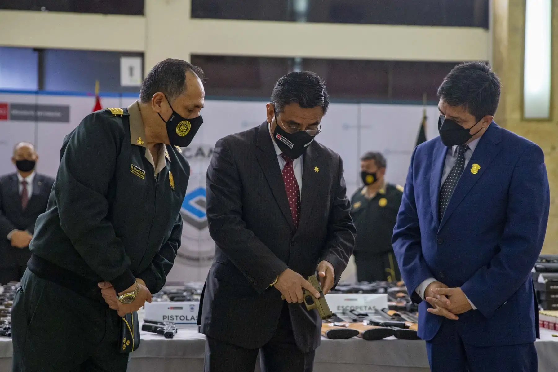 Ministro del Interior, Willy Huerta, lideró la entrega de armas de fuego, municiones, y otros elementos por parte de la SUCAMEC a la Policía Nacional del Perú. En esta actividad también asistió el jefe del Estado Mayor, y el superintendente de la SUCAMEC, Mario Arata Bustamante. Foto: ANDINA/ Carla Patiño