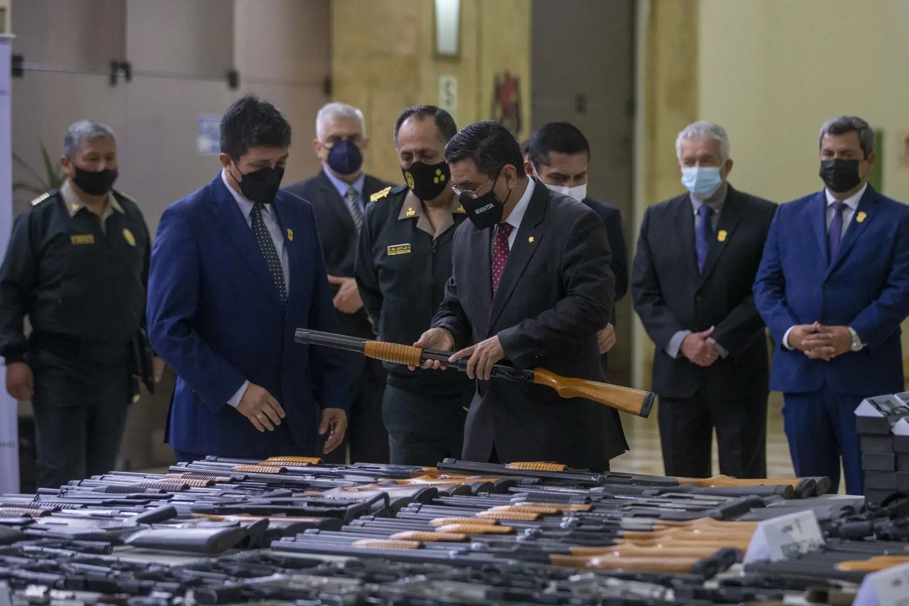Ministro del Interior, Willy Huerta, lideró la entrega de armas de fuego, municiones, y otros elementos por parte de la SUCAMEC a la Policía Nacional del Perú. En esta actividad también asistió el jefe del Estado Mayor, y el superintendente de la SUCAMEC, Mario Arata Bustamante. Foto: ANDINA/ Carla Patiño