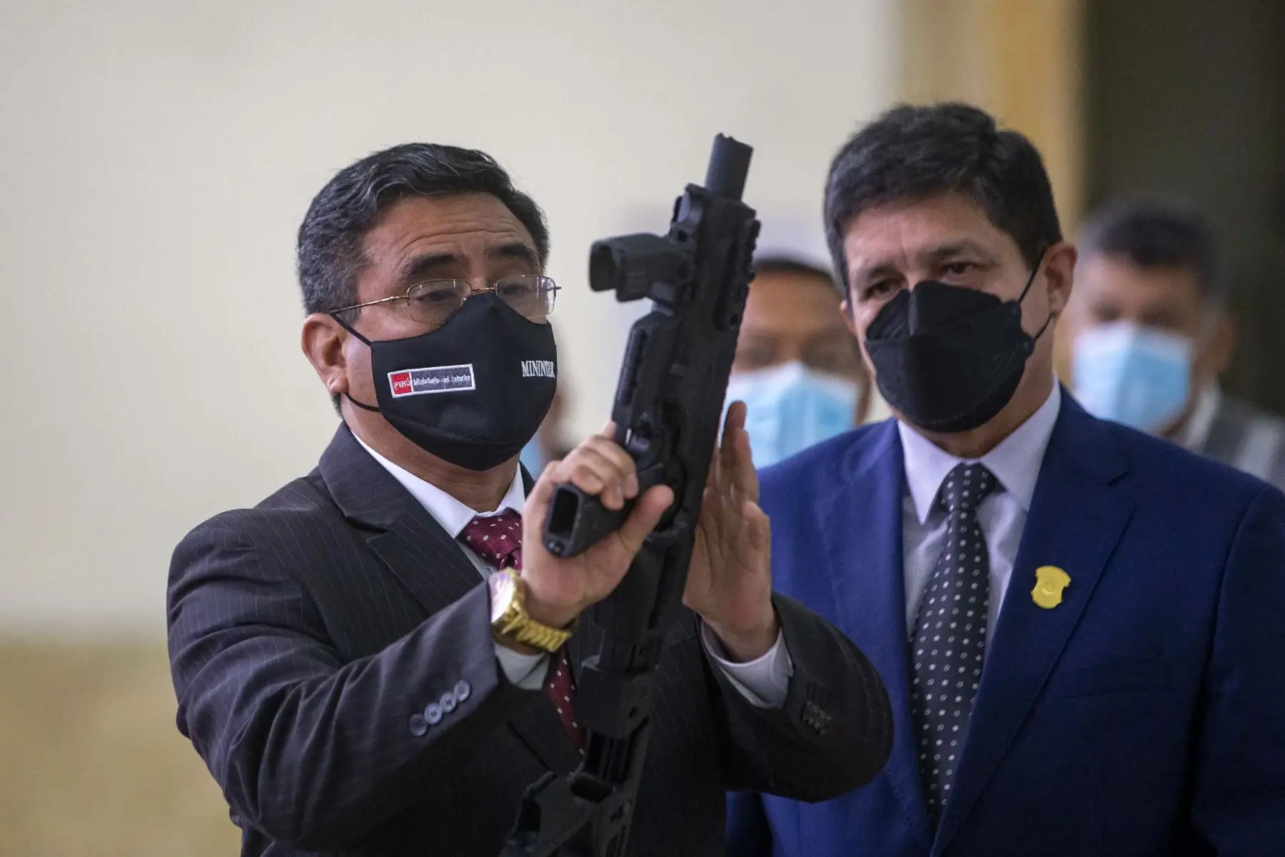 Ministro del Interior, Willy Huerta, lideró la entrega de armas de fuego, municiones, y otros elementos por parte de la SUCAMEC a la Policía Nacional del Perú. En esta actividad también asistió el jefe del Estado Mayor, y el superintendente de la SUCAMEC, Mario Arata Bustamante. Foto: ANDINA/ Carla Patiño