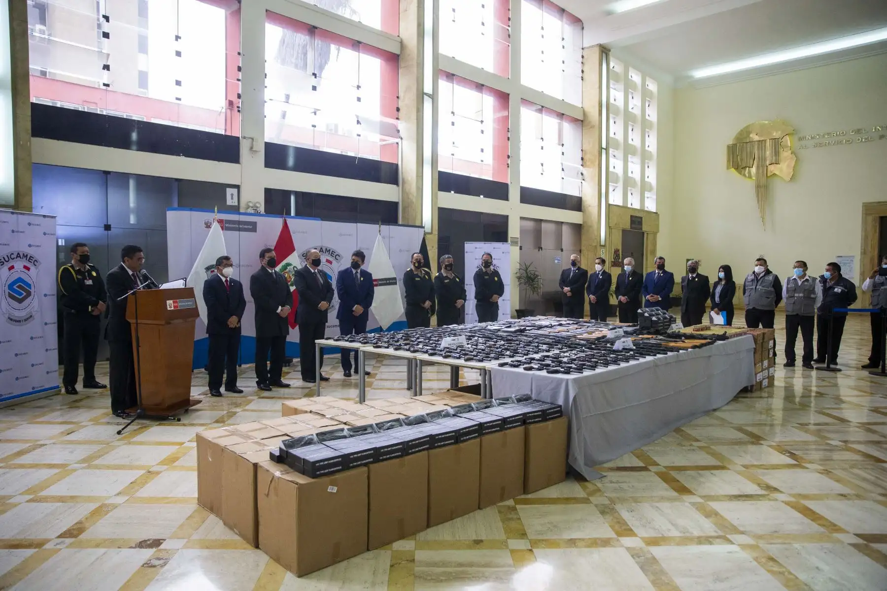 En esta oportunidad se asignaron 170 armas de fuego, cien mil municiones de calibre 9x19mm, y 7 materiales relacionados tipo KIT de conversión a favor de la PNP, estás armas serán empleadas en el ejercicio de la función policial, combatiendo la delincuencia, el terrorismo y el crimen organizado. Foto: ANDINA/ Carla Patiño