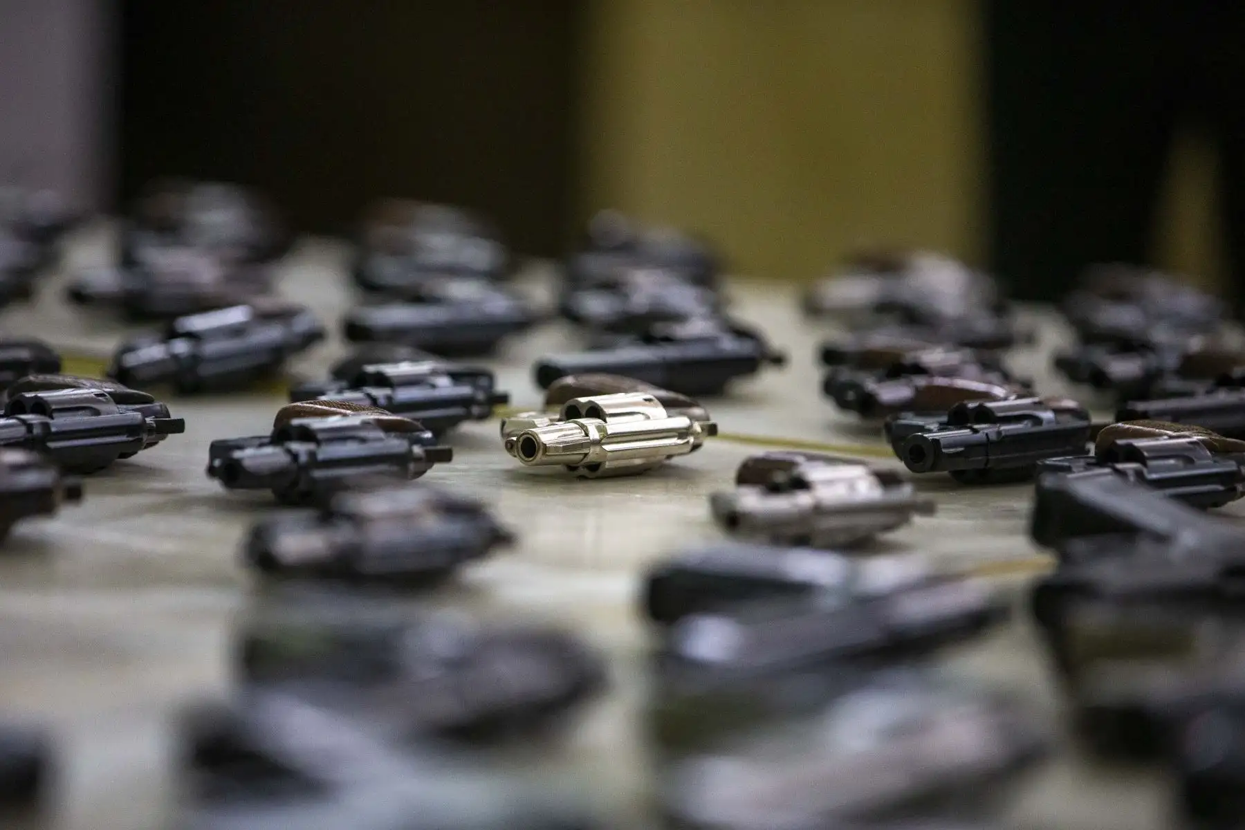 En esta oportunidad se asignaron 170 armas de fuego, cien mil municiones de calibre 9x19mm, y 7 materiales relacionados tipo KIT de conversión a favor de la PNP, estás armas serán empleadas en el ejercicio de la función policial, combatiendo la delincuencia, el terrorismo y el crimen organizado. Foto: ANDINA/ Carla Patiño