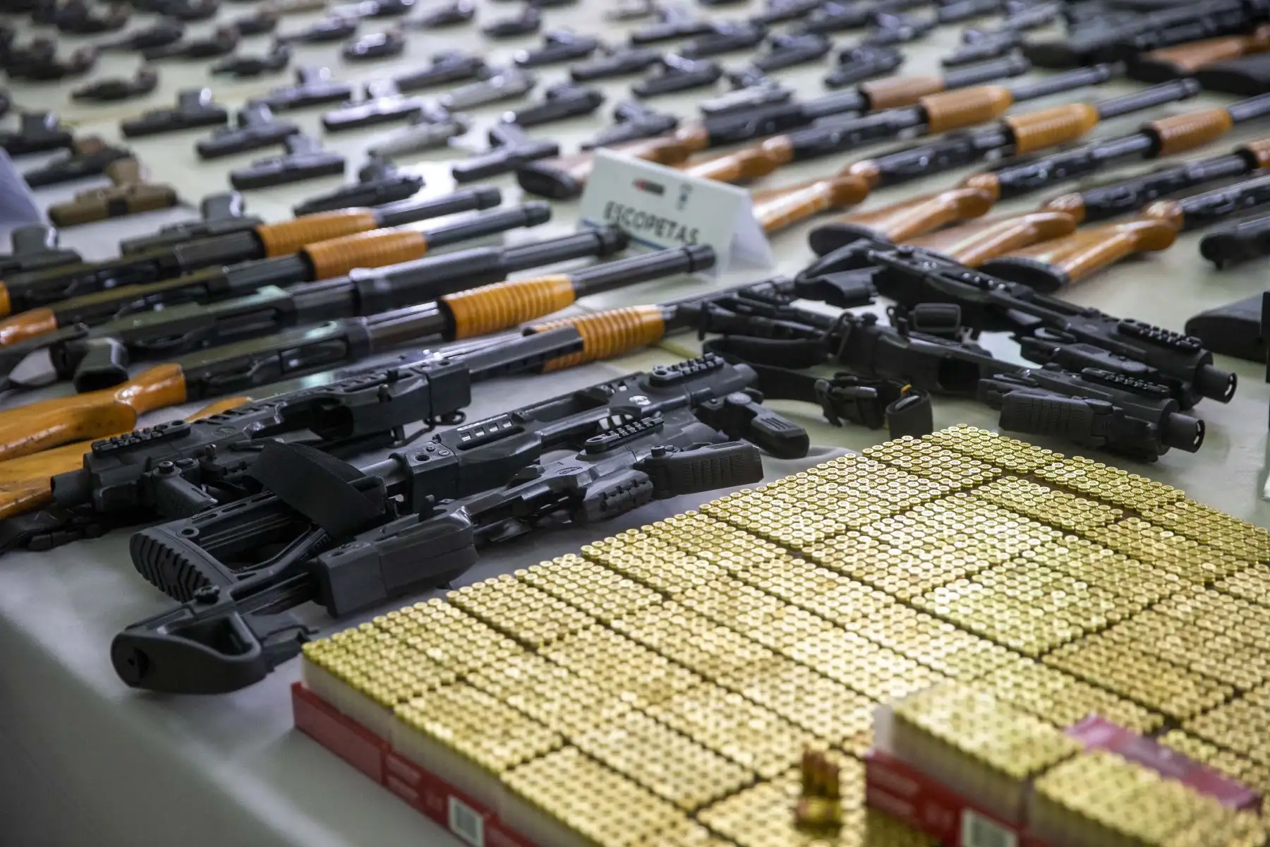 En esta oportunidad se asignaron 170 armas de fuego, cien mil municiones de calibre 9x19mm, y 7 materiales relacionados tipo KIT de conversión a favor de la PNP, estás armas serán empleadas en el ejercicio de la función policial, combatiendo la delincuencia, el terrorismo y el crimen organizado. Foto: ANDINA/ Carla Patiño
