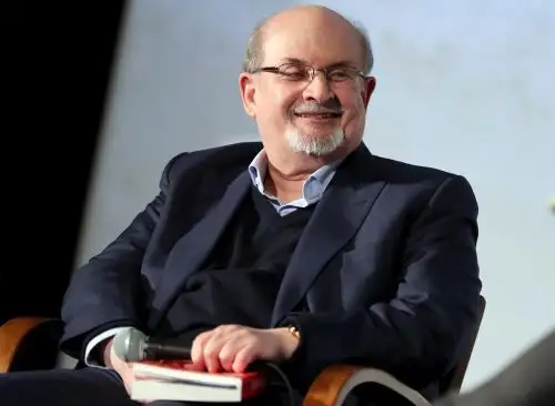 Escritor de "Versos satánicos" Salman Rushdie fue atacado