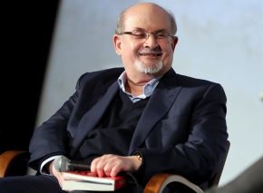 Escritor de "Versos satánicos" Salman Rushdie fue atacado 
