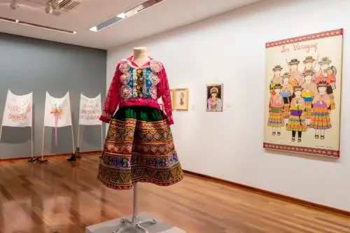 El Británico presenta exposición de arte en la galería John Harriman.