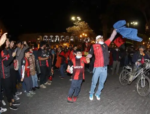 Arequipeños celebraron anoche en la plaza de Armas el triunfo del FBC Melgar ante el Internacional de Brasil y su pase a la semifinal de la copa Sudamericana. Foto: Cortesía: Fredy Salcedo
