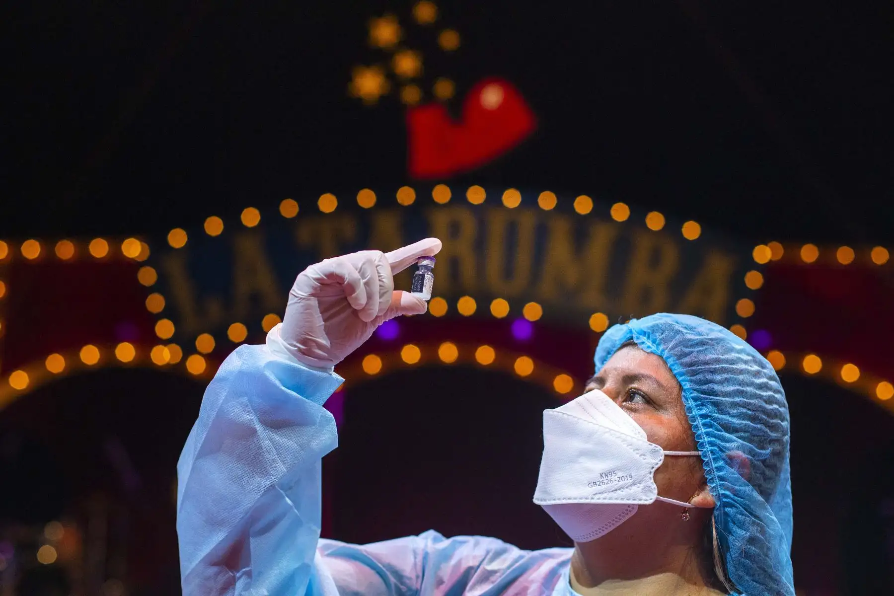 El Ministerio de Salud  y el Circo La Tarumba, unen esfuerzos para reforzar la vacunación en la población tanto contra la covid-19 como la vacunación regular, para lo cual los artistas del circo motivarán a las personas que acuden a sus funciones a que se vacunen.
Foto: ANDINA/Carla Patiño Ramírez