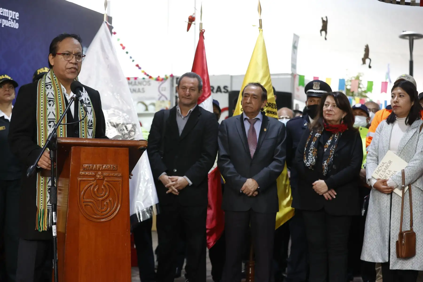 Ministro de Comercio Exterior y Turismo, Roberto Sánchez , junto a la ministra de Cultura, Betsy Chávez  y la ministra de la Mujer y Poblaciones Vulnerables, Diana Miloslavich inauguran la Feria Nacional de Artesanía "De nuestras manos" con la participación de más de 100 destacados artesanos del país.
Foto: ANDINA/Melina Mejía