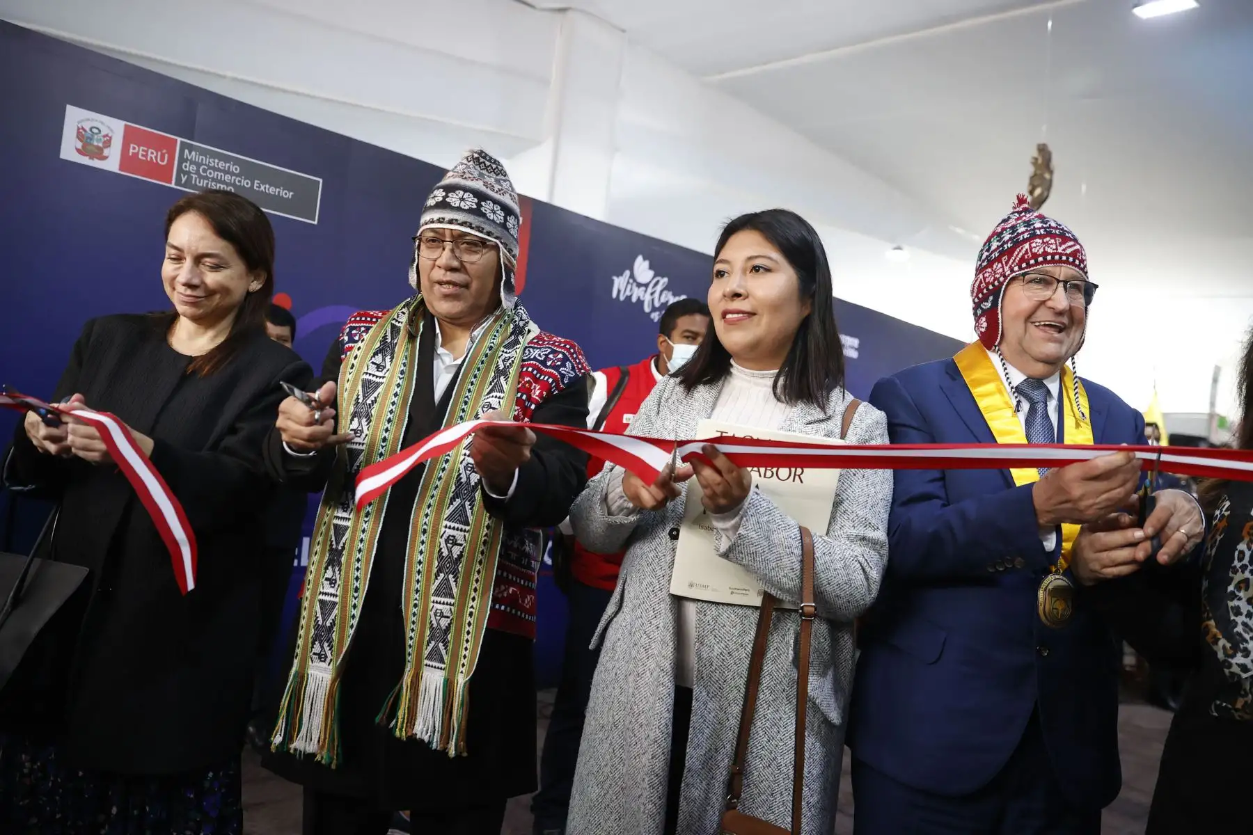 Ministro de Comercio Exterior y Turismo, Roberto Sánchez , junto a la ministra de Cultura, Betsy Chávez  y la ministra de la Mujer y Poblaciones Vulnerables, Diana Miloslavich inauguran la Feria Nacional de Artesanía "De nuestras manos" con la participación de más de 100 destacados artesanos del país.
Foto: ANDINA/Melina Mejía