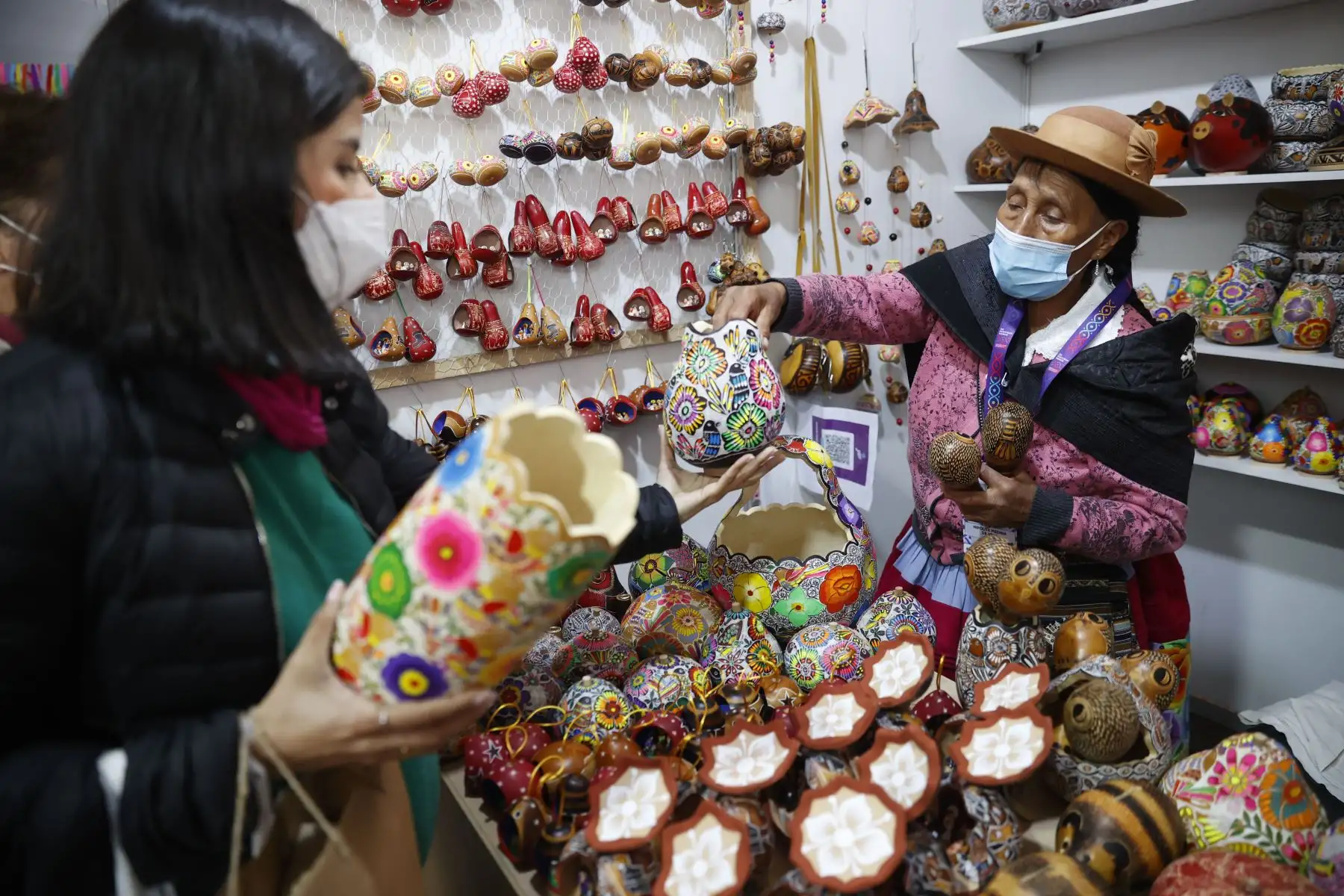 Ministro de Comercio Exterior y Turismo, Roberto Sánchez , junto a la ministra de Cultura, Betsy Chávez  y la ministra de la Mujer y Poblaciones Vulnerables, Diana Miloslavich inauguran la Feria Nacional de Artesanía "De nuestras manos" con la participación de más de 100 destacados artesanos del país.
Foto: ANDINA/Melina Mejía