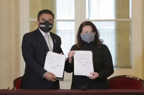 La ministra de la Mujer, Diana Miloslavich Túpac, suscribió un convenio con el  ministro del Interior, Willy Huerta Olivas, que compromete a ambas instituciones a fortalecer la atención en los 184 CEM que funcionan en las comisarías del país. ANDINA/ MIMP