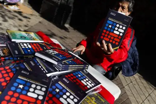 Esta semana se sumaron a los elogios al proyecto de nueva Constitución unos 40 prestigiosos economistas y cientistas políticos de todo el mundo. Foto: AFP
