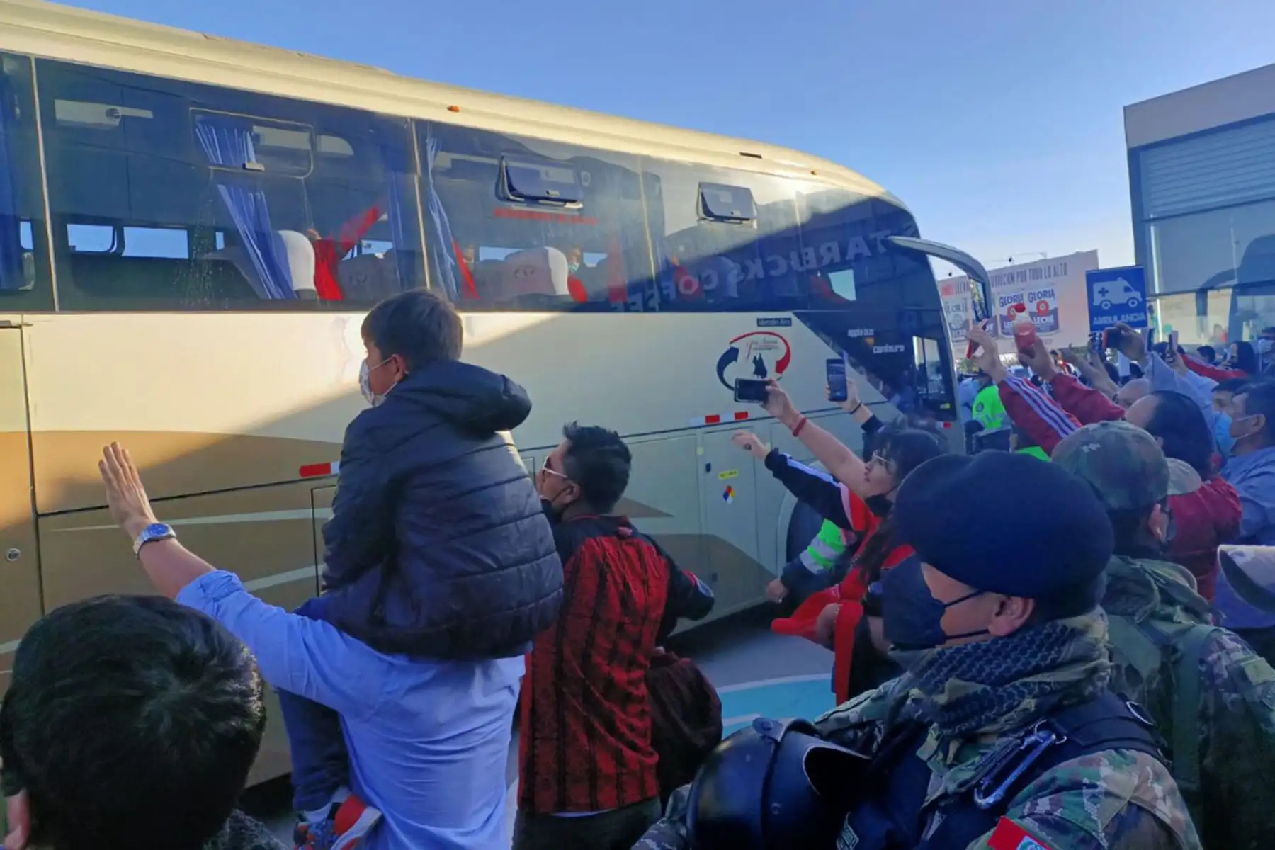 Hinchas arequipeños reciben a los jugadores del Melgar FC  tras su pase a semifinales de la Copa Sudamericana.
Foto: Cortesía Rocío Méndez