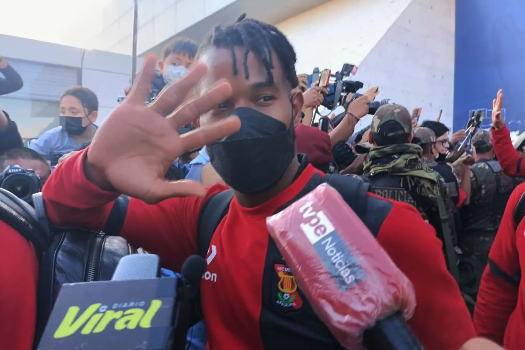 Hinchas arequipeños reciben a los jugadores del Melgar FC  tras su pase a semifinales de la Copa Sudamericana. En la imagen, Carlos Cáceda.
Foto: Cortesía Rocío Méndez