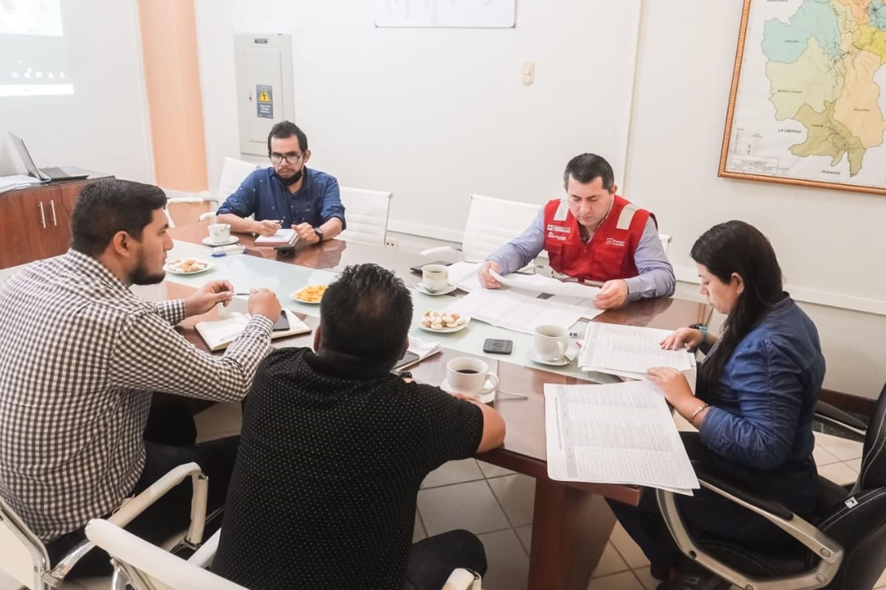 El director ejecutivo de la ARCC, Robert Lopez, se reunió con un equipo técnico del gobierno regional de San Martín. Foto: ANDINA/Difusión