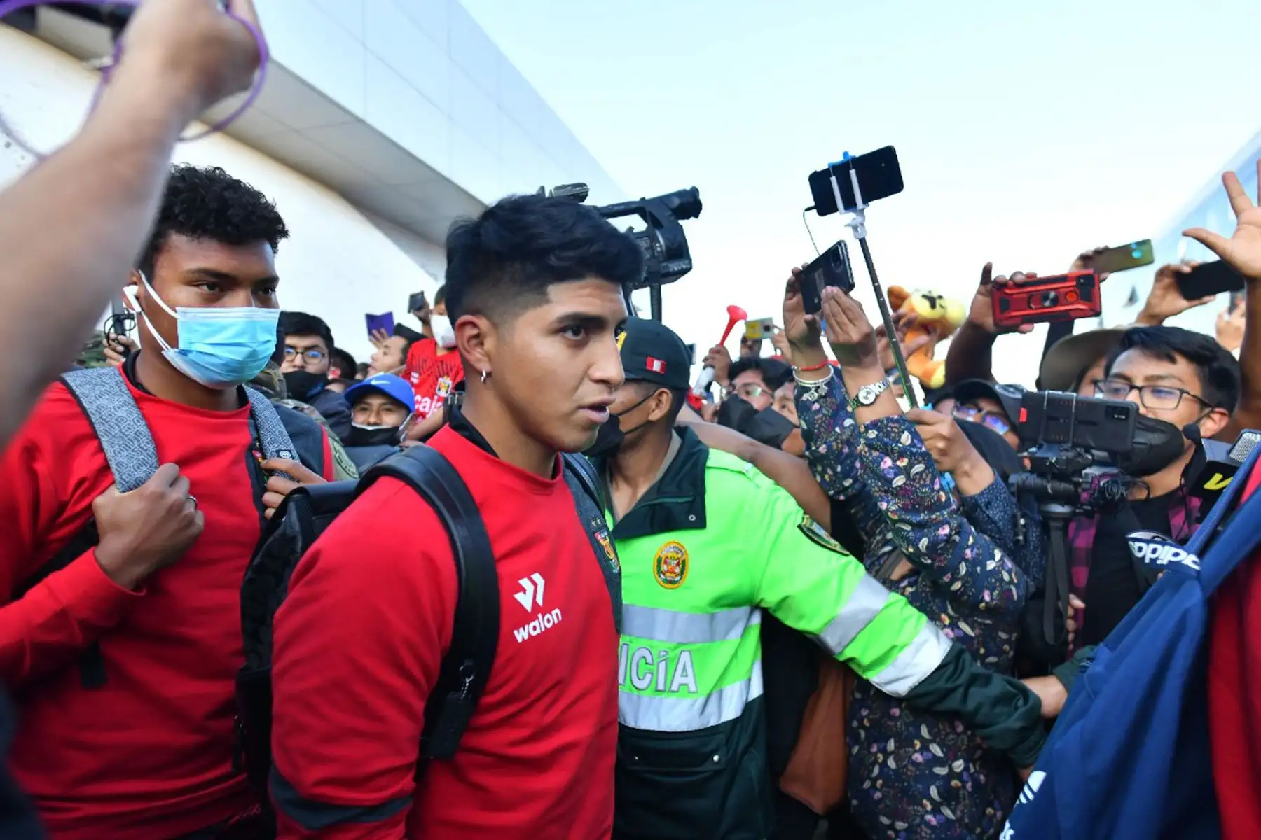 Hinchas arequipeños reciben a los jugadores del Melgar FC  tras su pase a semifinales de la Copa Sudamericana. En la imagen, el jugador Luis Ibérico.
Foto: Cortesía Diego Ramos