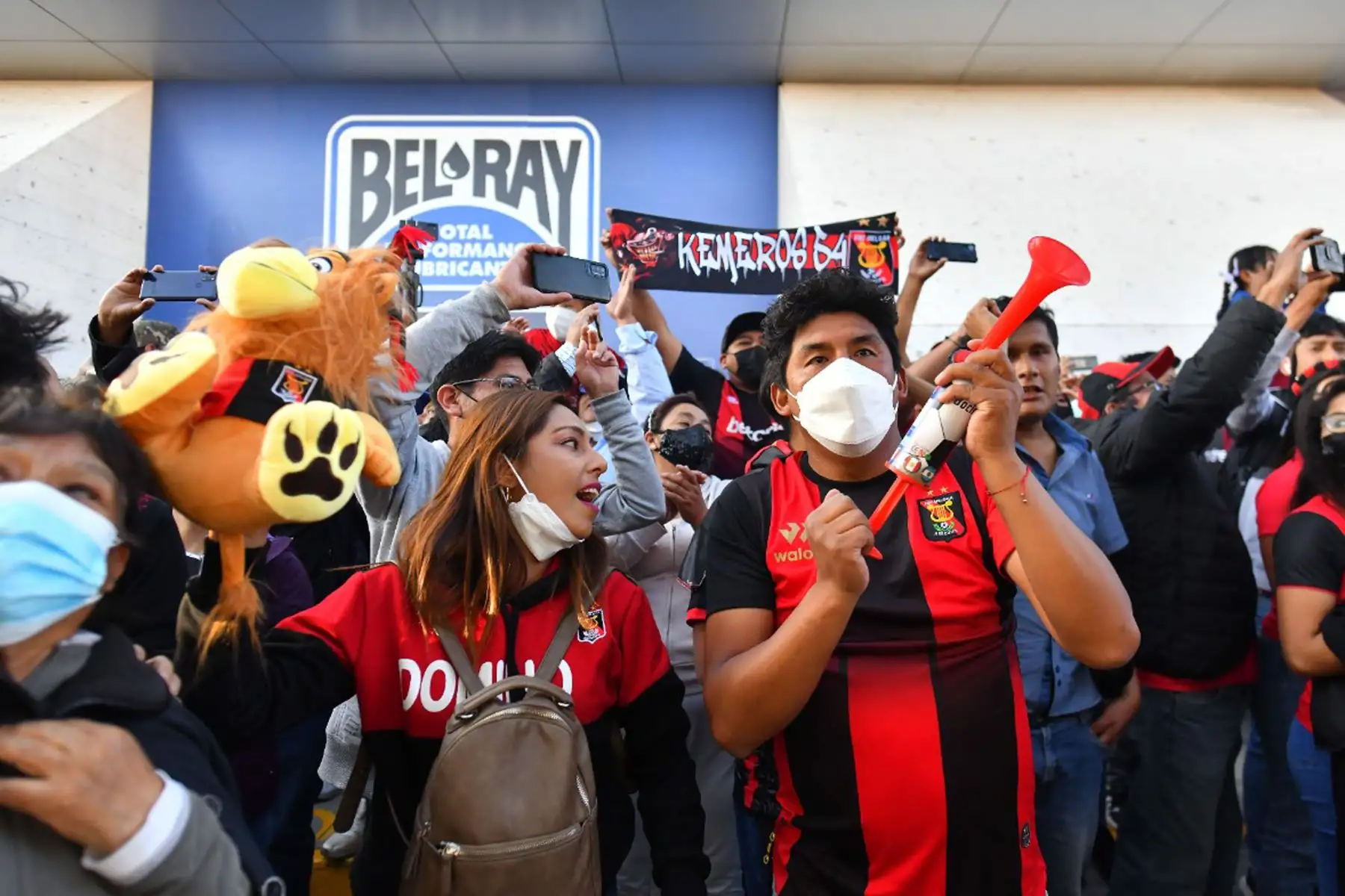 Hinchas arequipeños reciben a los jugadores del Melgar FC  tras su pase a semifinales de la Copa Sudamericana. 
Foto: Cortesía Diego Ramos