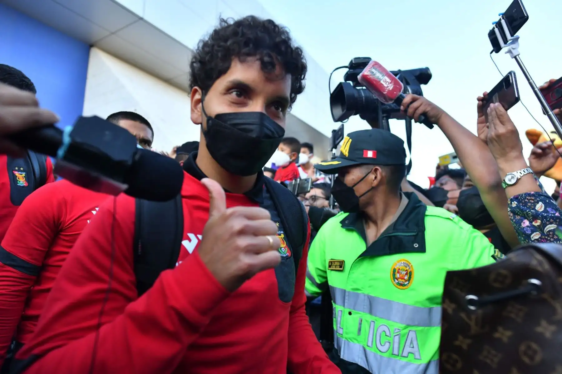 Hinchas arequipeños reciben a los jugadores del Melgar FC  tras su pase a semifinales de la Copa Sudamericana. En la imagen, el jugador Jean Pierre Archimbaud.
Foto: Cortesía Diego Ramos
