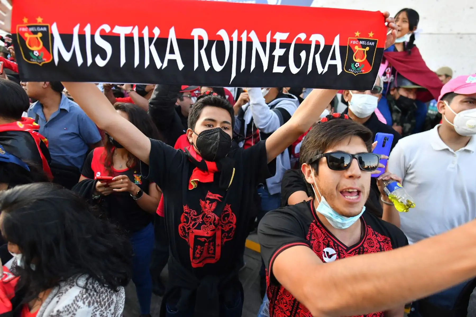 Hinchas arequipeños reciben a los jugadores del Melgar FC  tras su pase a semifinales de la Copa Sudamericana. 
Foto: Cortesía Diego Ramos