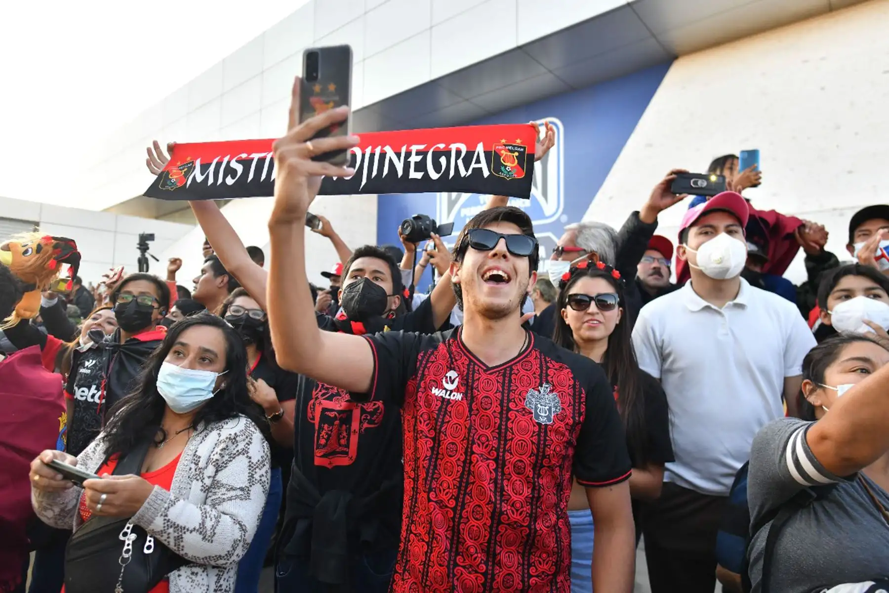 Hinchas arequipeños reciben a los jugadores del Melgar FC  tras su pase a semifinales de la Copa Sudamericana. 
Foto: Cortesía Diego Ramos