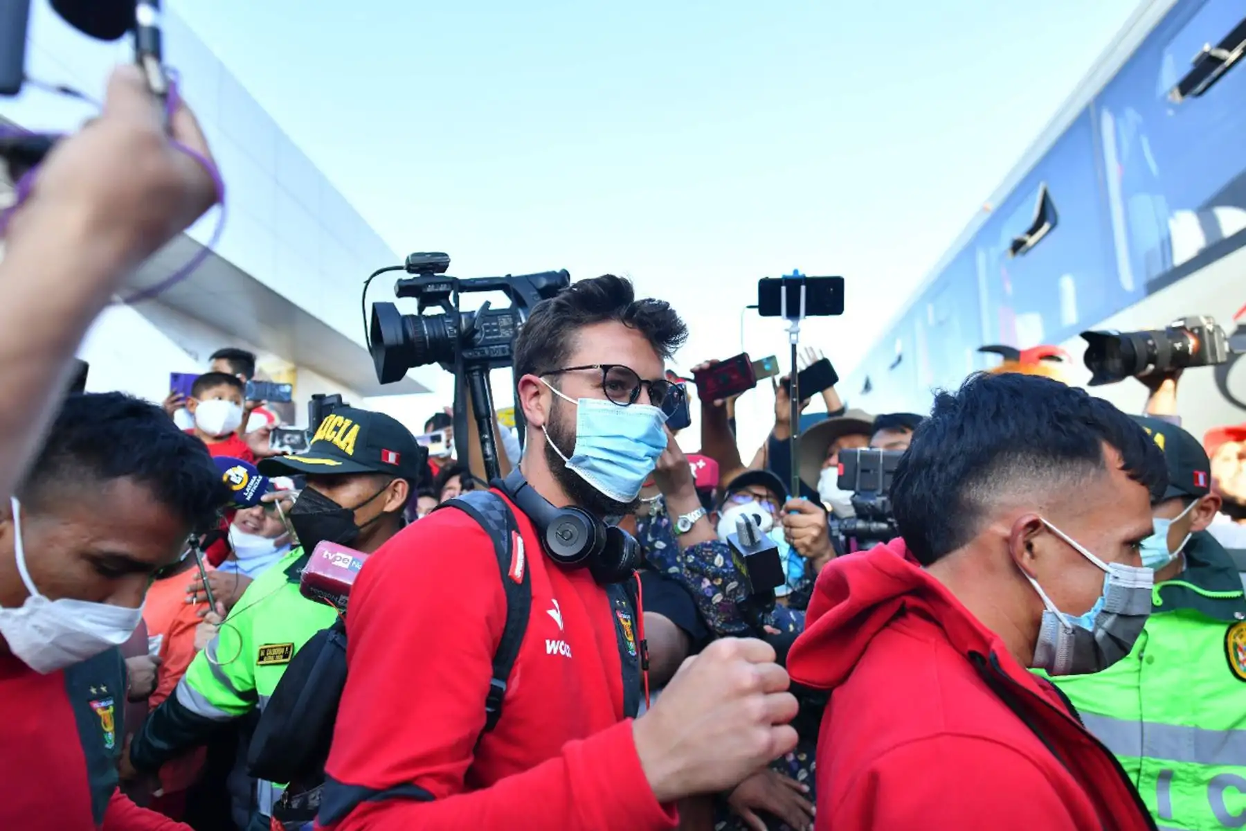 Hinchas arequipeños reciben a los jugadores del Melgar FC  tras su pase a semifinales de la Copa Sudamericana. 
Foto: Cortesía Diego Ramos