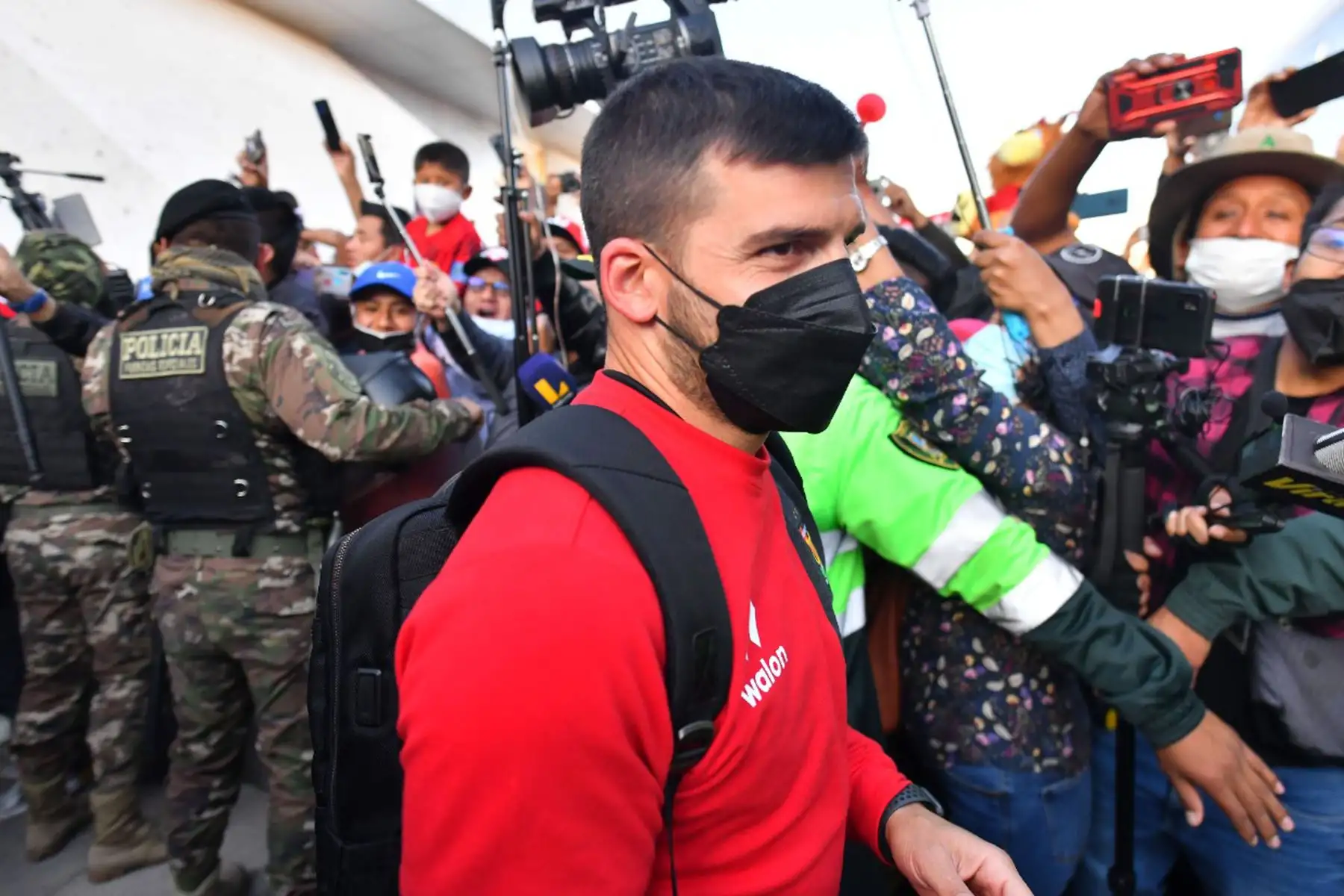 Hinchas arequipeños reciben a los jugadores del Melgar FC  tras su pase a semifinales de la Copa Sudamericana. 
Foto: Cortesía Diego Ramos