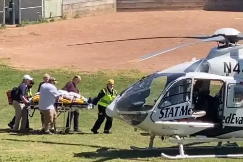 En esta captura de cuadro de un video cortesía de Horatio Gates se ve a Salman Rushdie siendo cargado en un helicóptero de evacuación médica cerca de la Institución Chautauqua luego de ser apuñalado en el cuello mientras hablaba en el escenario en Chautauqua, Nueva York. Foto: AFP