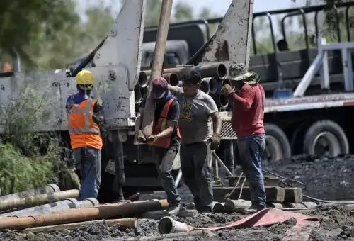 El accidente se produjo el 3 de agosto, cuando una pared de una mina inundada y abandonada colapsó, provocando la inundación del socavón donde maniobraban 15 mineros. Foto: AFP