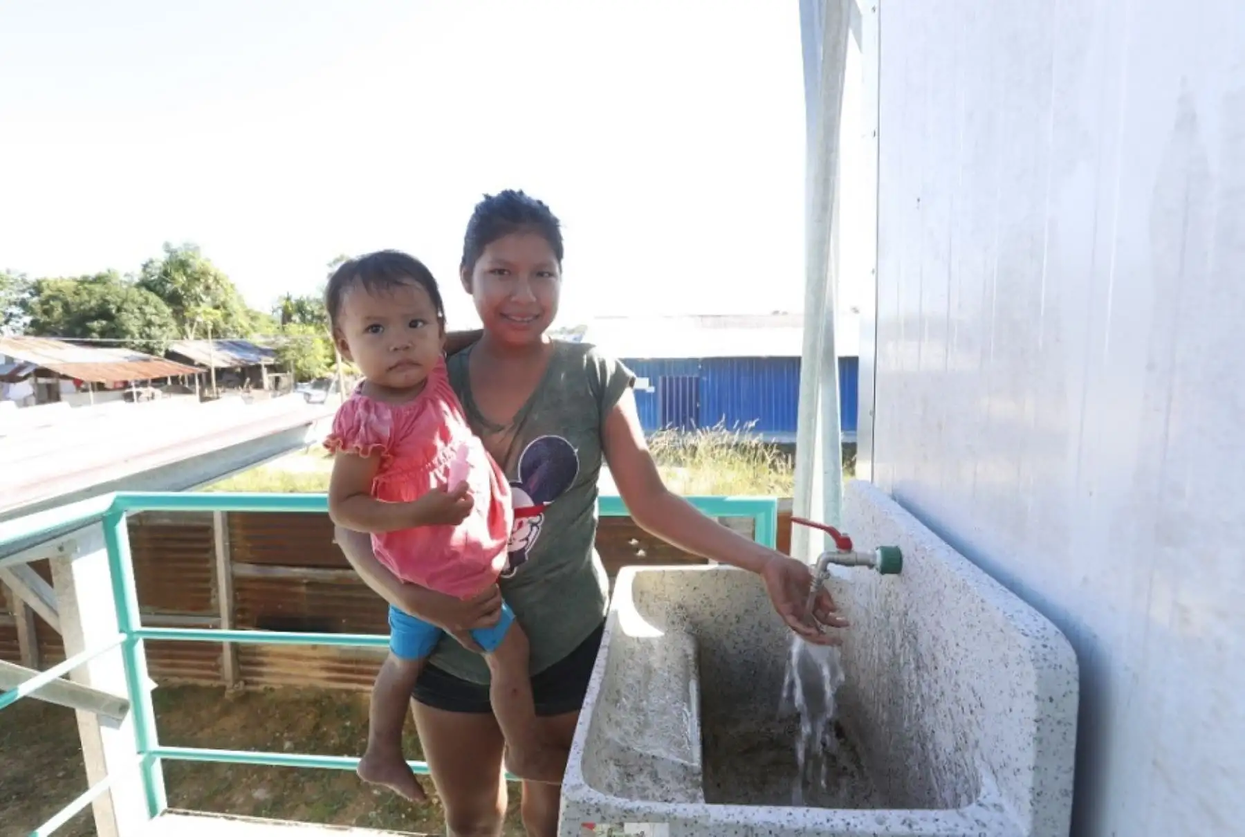 Como parte de la obra se construyeron 41 unidades básicas de saneamiento conformadas por un inodoro, una ducha, un lavamanos y un lavadero multiusos, que son abastecidos con el agua de lluvia previamente tratada.