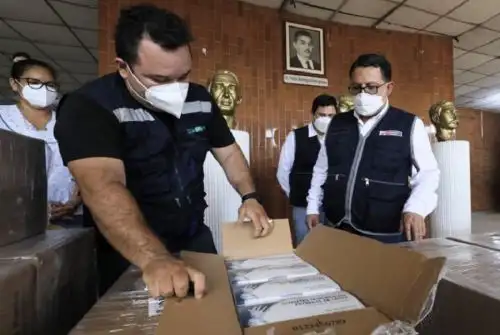 El viceministro de Salud Pública, Joel Candia Briceño, realizó la entrega simbólica de un cargamento con equipamiento de protección personal a la Gerencia Regional de Salud de Loreto.