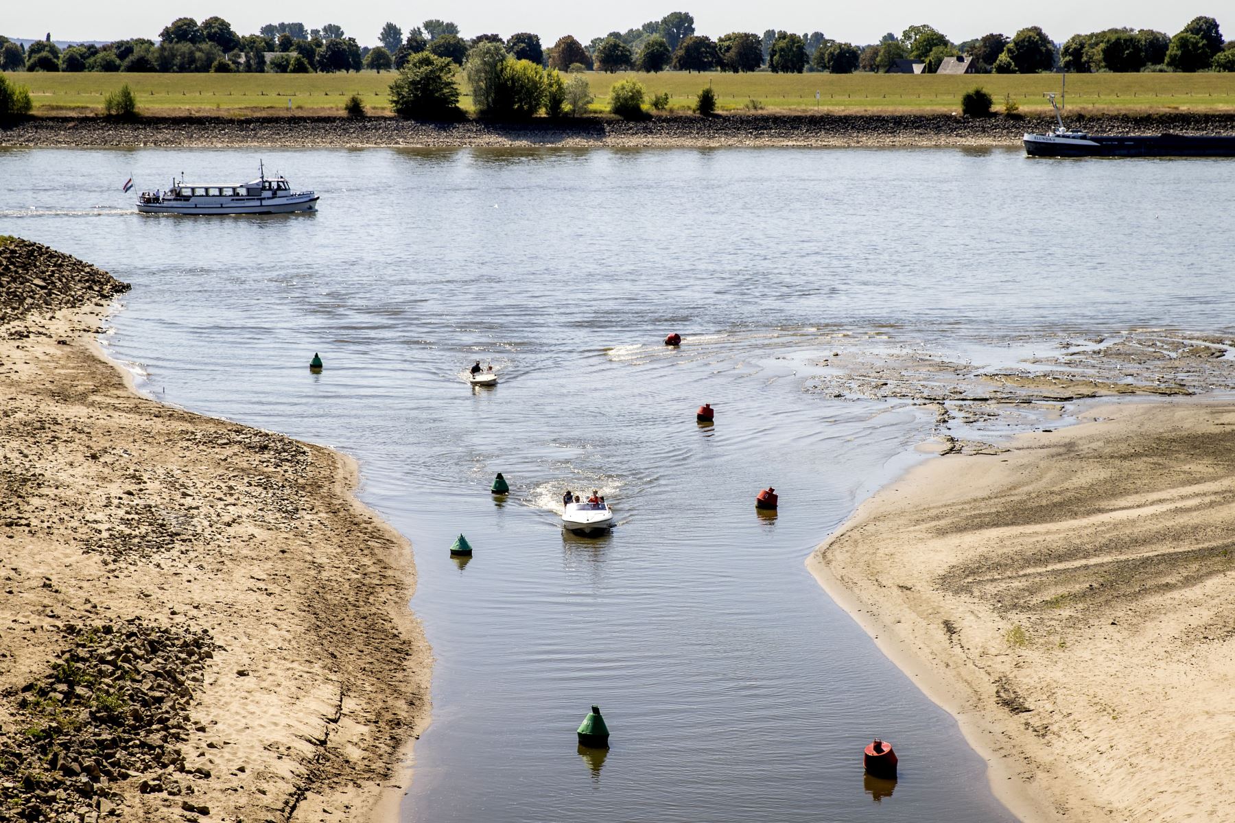 Barcos navegando mientras los embalses se secan a lo largo del Rin. La navegación interior está experimentando un obstáculo considerable debido a los bajos niveles de agua, lo que significa que se pueden transportar menos contenedores en una gran parte del Rin en Alemania. 
Foto: AFP