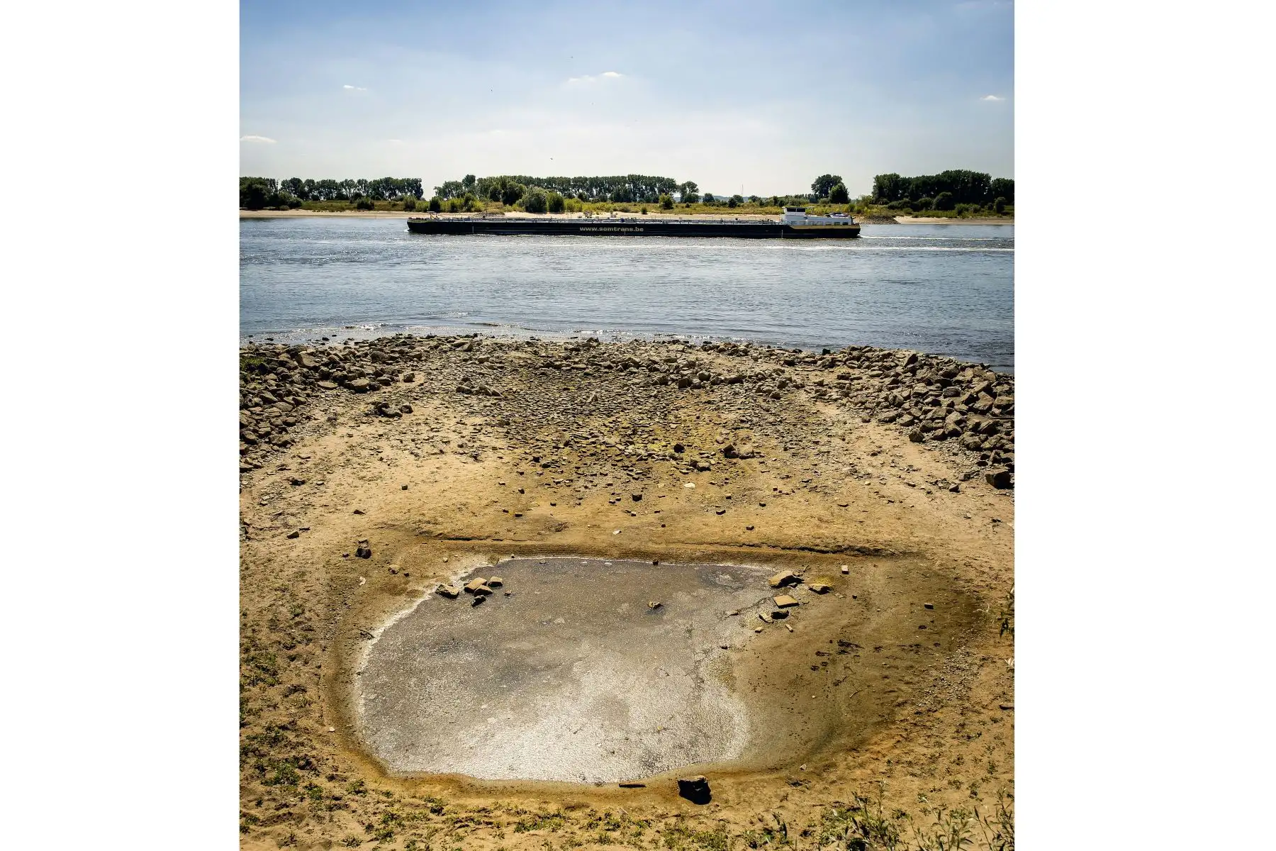 En Spijk muestra la sequía de los embalses a lo largo del Rin. La navegación interior está experimentando un obstáculo considerable debido a los bajos niveles de agua, lo que significa que se pueden transportar menos contenedores en una gran parte del Rin en Alemania. 
Foto: AFP