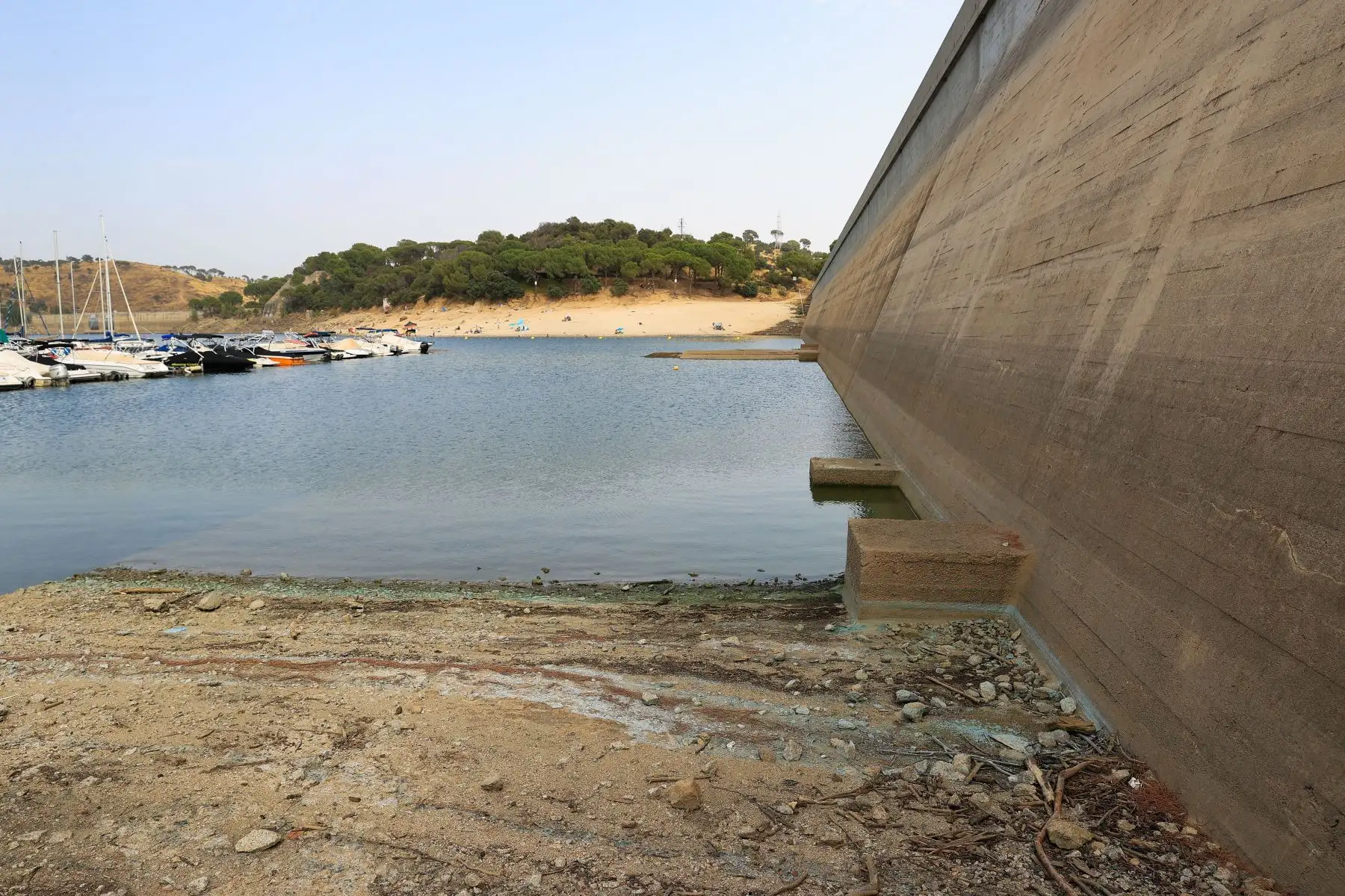 Aspecto del pantano de San Juan en el término municipal de San Martín de Valdeiglesias (Madrid) Este viernes, según los últimos datos recogidos, la capacidad de los embalses de España está en el 39% de su capacidad total, su cifra más baja en 27 años. 
Foto: EFE