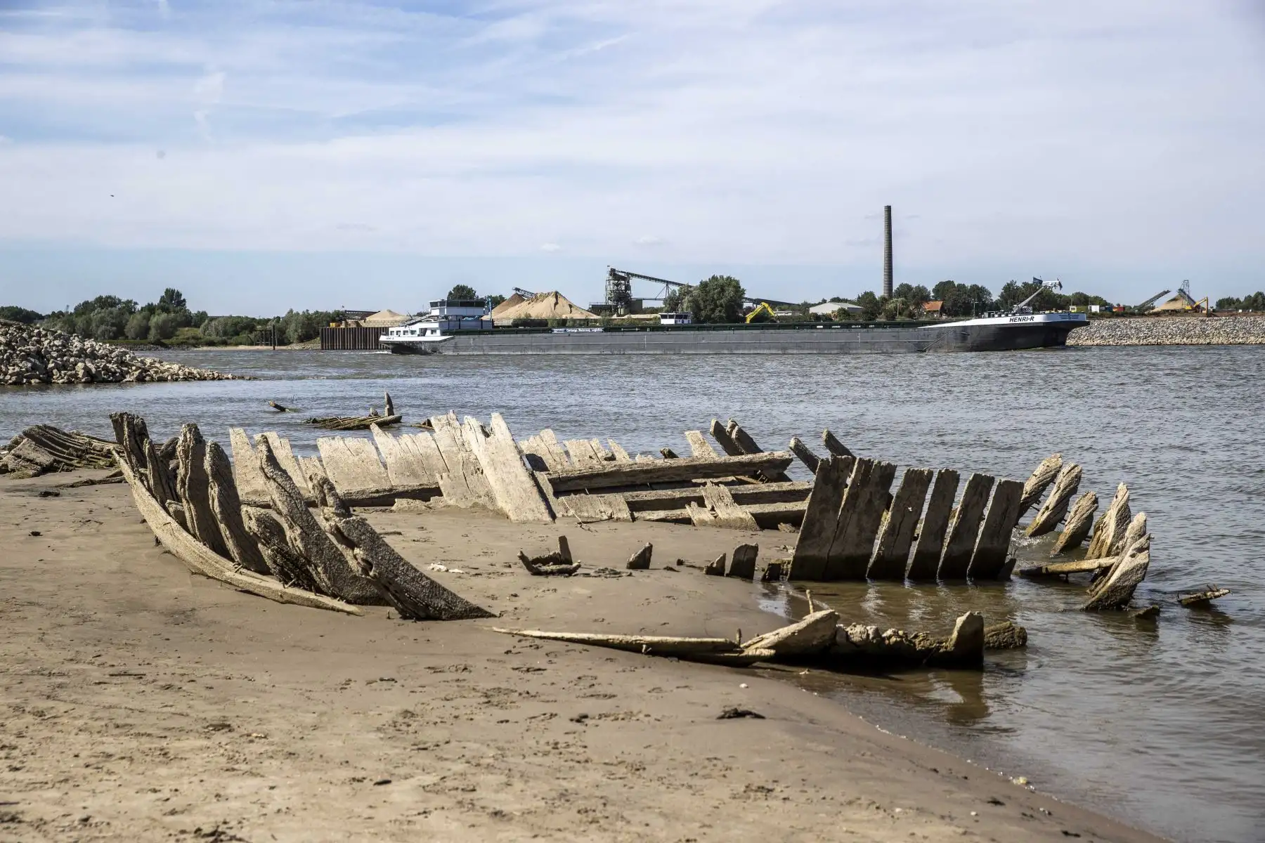 Un barco interior pasa junto al naufragio del barco de dinamita Elisabeth, que explotó en 1895 y se hizo visible debido al bajo nivel del agua en el Rin cerca de la frontera holandés-alemana en Spijk y Tolkamer, en Griethausen, Países Bajos.
Foto: EFE