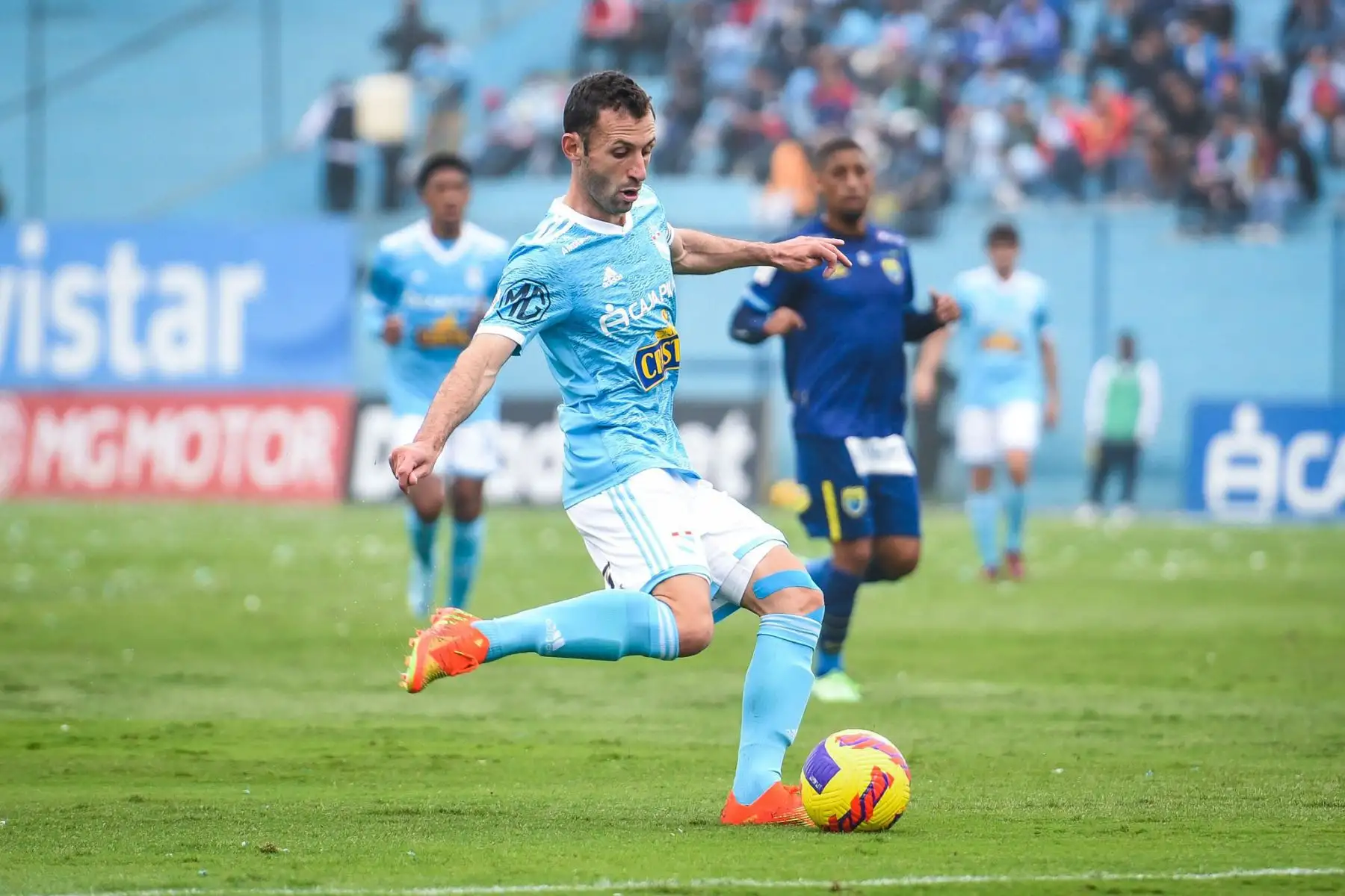 Horacio Calcaterra de Sporting Cristal disputa el balón ante el jugador del Club Carlos Stein durante el partido de Clausura por la séptima fecha de la Liga 1, en el Estadio Alberto Gallardo.
Foto: Sporting Cristal