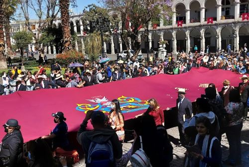 A ritmo del carnaval de Arequipa se realizó hoy el tradicional Paseo del Estandarte de Arequipa por las calles de la ciudad hasta llegar a la Plaza de Armas, en el marco de los festejos por su 482° aniversario.