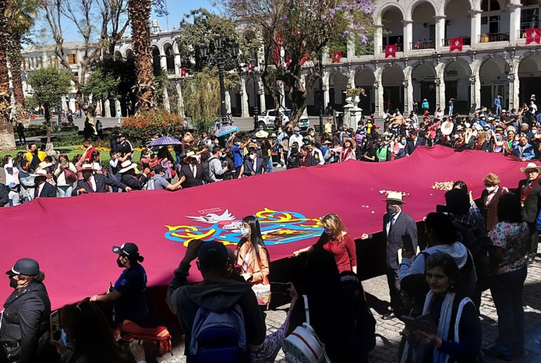 A ritmo del carnaval de Arequipa se celebró hoy el tradicional Paseo del Estandarte de Arequipa, por las calles de la ciudad hasta llegar a la plaza de Armas, en el marco de los festejos por su 482 aniversario.