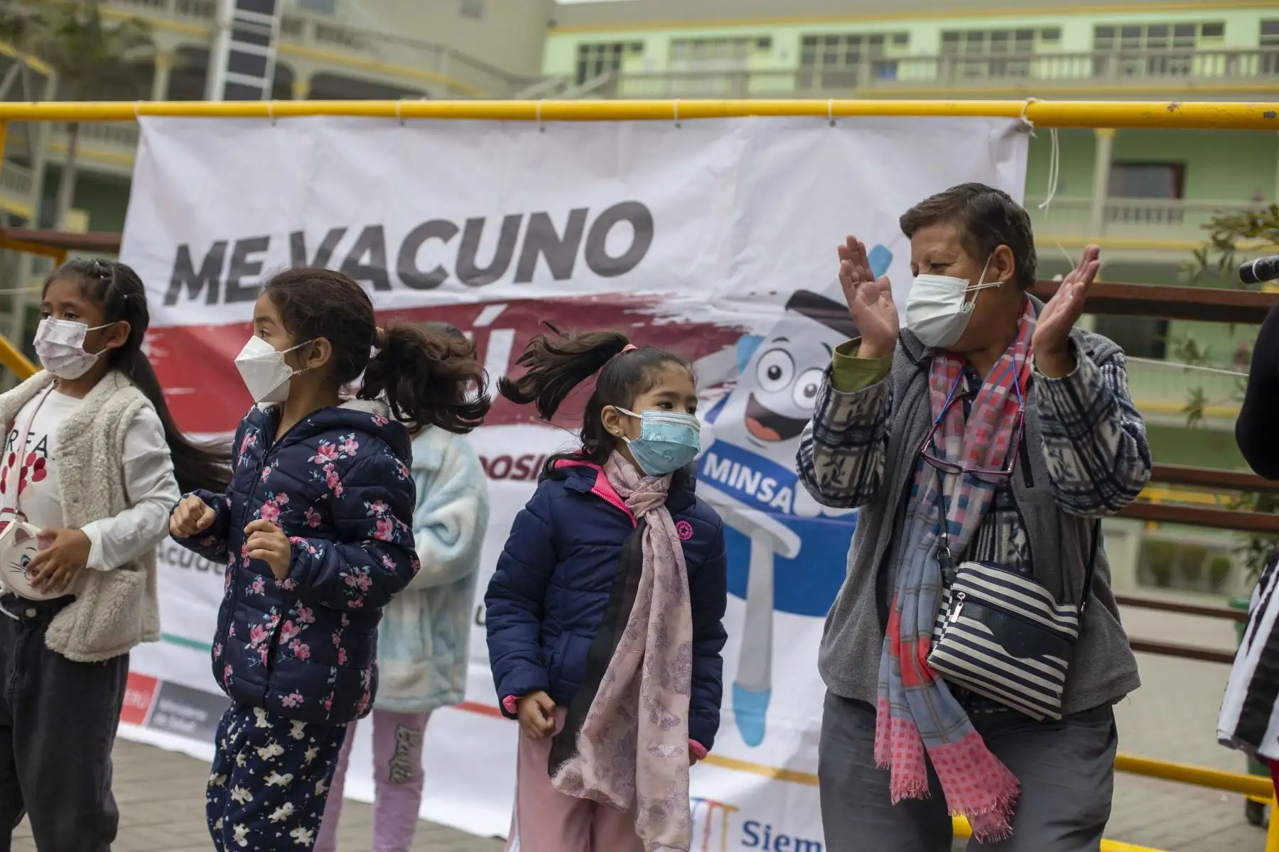 Ministerio de Salud realiza una jornada de vacunación en el Colegio La Salle, ubicado en el distrito de Breña, donde se ofrecerán los servicios de vacunación contra la covid1- 9, 3era dosis para niños desde 5 años, 4ta dosis mayores de 30 años, vacunación regular contra influenza y neumococo, y VPH para niñas entre 9 y 15 años.
Foto: ANDINA/Carla Patiño Ramírez