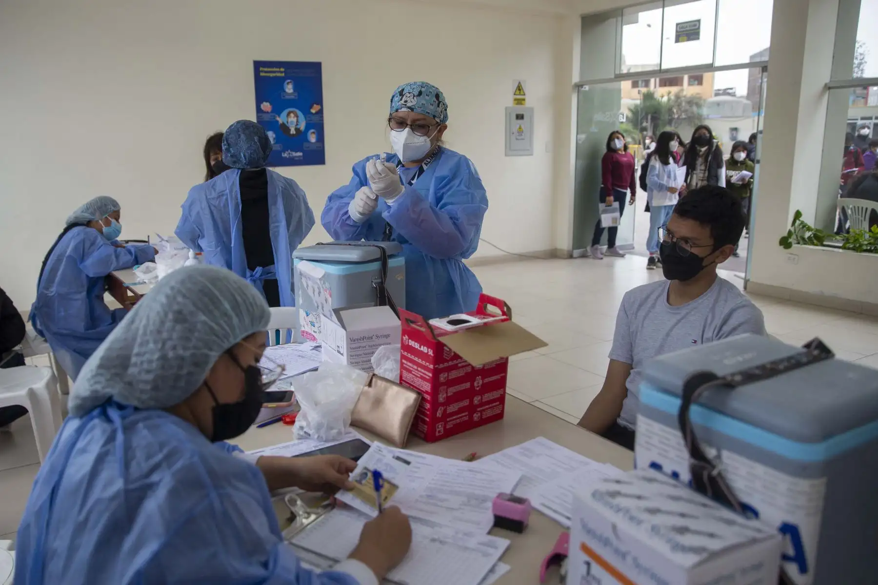 Ministerio de Salud realiza una jornada de vacunación en el Colegio La Salle, ubicado en el distrito de Breña, donde se ofrecerán los servicios de vacunación contra la covid1- 9, 3era dosis para niños desde 5 años, 4ta dosis mayores de 30 años, vacunación regular contra influenza y neumococo, y VPH para niñas entre 9 y 15 años.
Foto: ANDINA/Carla Patiño Ramírez