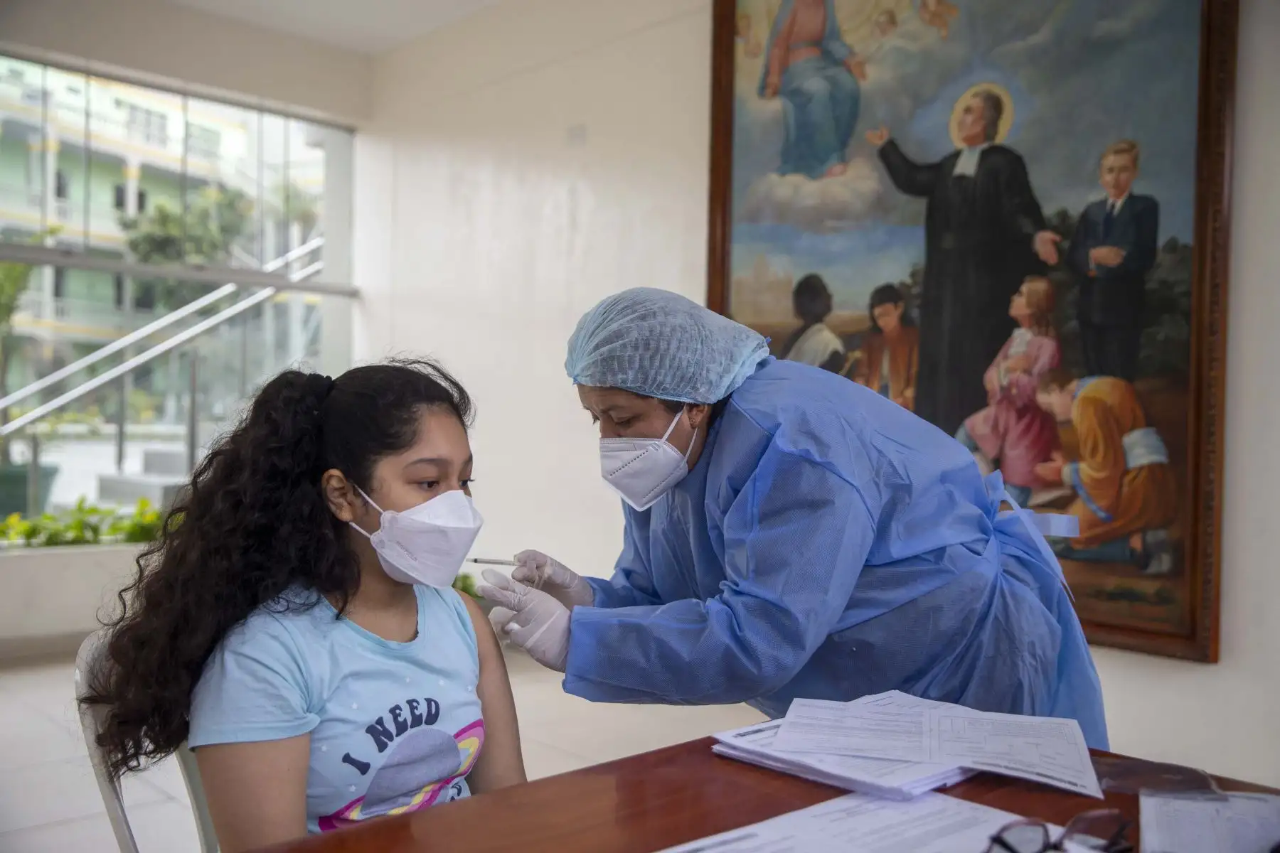 Ministerio de Salud realiza una jornada de vacunación en el Colegio La Salle, ubicado en el distrito de Breña, donde se ofrecerán los servicios de vacunación contra la covid1- 9, 3era dosis para niños desde 5 años, 4ta dosis mayores de 30 años, vacunación regular contra influenza y neumococo, y VPH para niñas entre 9 y 15 años.
Foto: ANDINA/Carla Patiño Ramírez