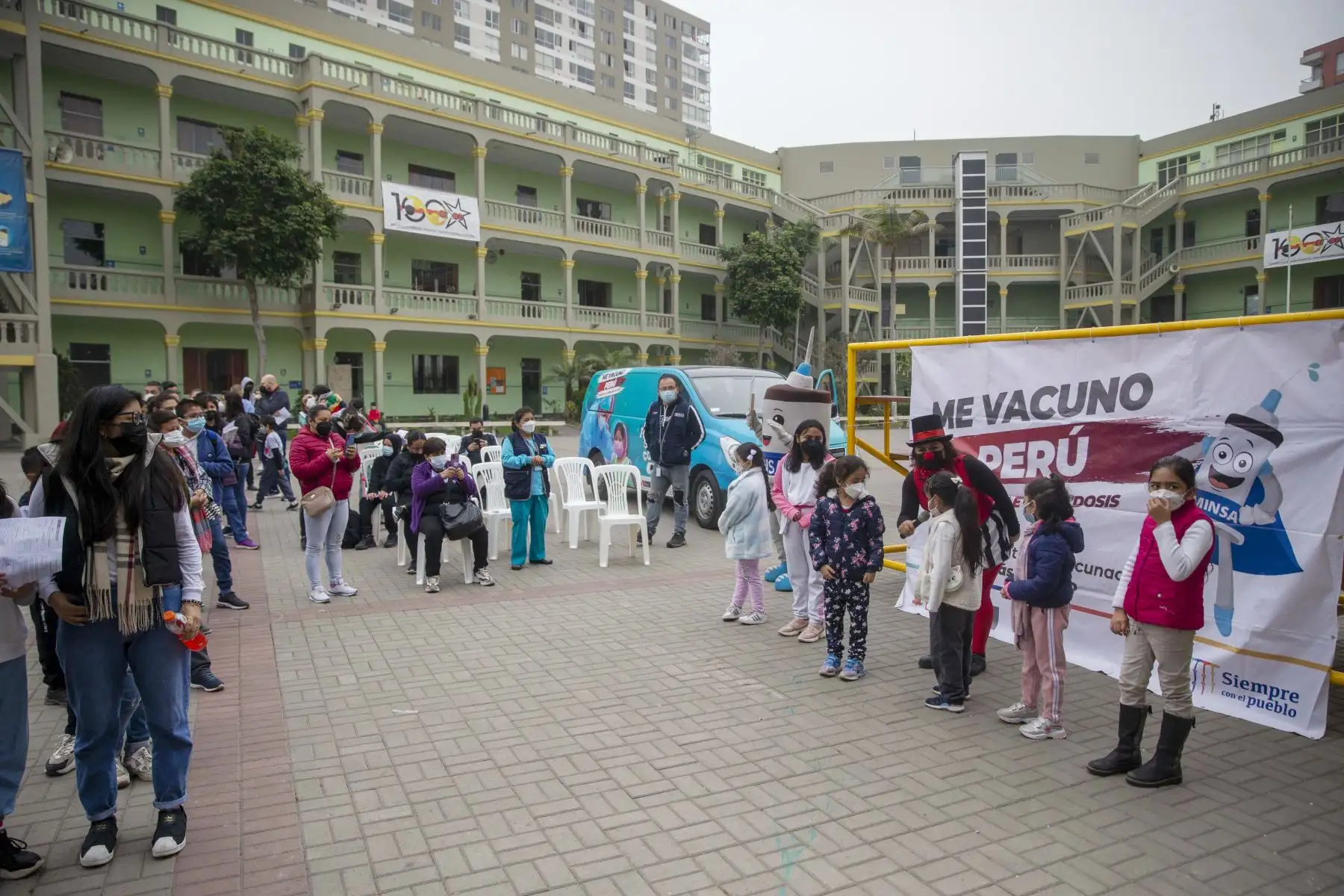 Ministerio de Salud realiza una jornada de vacunación en el Colegio La Salle, ubicado en el distrito de Breña, donde se ofrecerán los servicios de vacunación contra la covid1- 9, 3era dosis para niños desde 5 años, 4ta dosis mayores de 30 años, vacunación regular contra influenza y neumococo, y VPH para niñas entre 9 y 15 años.
Foto: ANDINA/Carla Patiño Ramírez