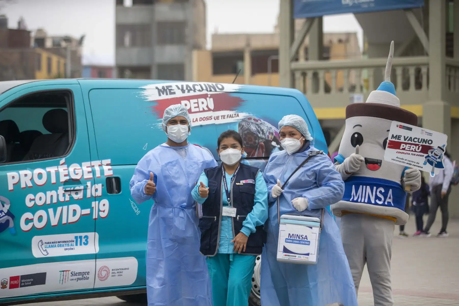 Ministerio de Salud realiza una jornada de vacunación en el Colegio La Salle, ubicado en el distrito de Breña, donde se ofrecerán los servicios de vacunación contra la covid1- 9, 3era dosis para niños desde 5 años, 4ta dosis mayores de 30 años, vacunación regular contra influenza y neumococo, y VPH para niñas entre 9 y 15 años.
Foto: ANDINA/Carla Patiño Ramírez