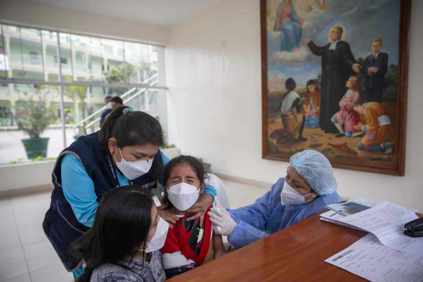 Ministerio de Salud realiza una jornada de vacunación en el Colegio La Salle, ubicado en el distrito de Breña, donde se ofrecerán los servicios de vacunación contra la covid1- 9, 3era dosis para niños desde 5 años, 4ta dosis mayores de 30 años, vacunación regular contra influenza y neumococo, y VPH para niñas entre 9 y 15 años.
Foto: ANDINA/Carla Patiño Ramírez