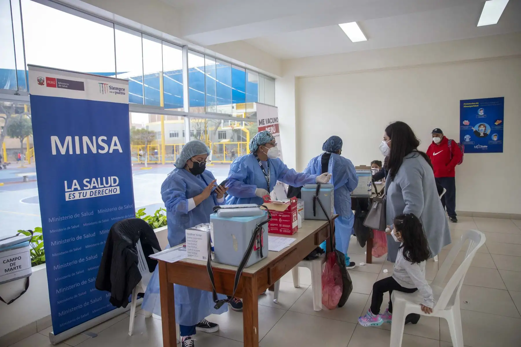 Ministerio de Salud realiza una jornada de vacunación en el Colegio La Salle, ubicado en el distrito de Breña, donde se ofrecerán los servicios de vacunación contra la covid1- 9, 3era dosis para niños desde 5 años, 4ta dosis mayores de 30 años, vacunación regular contra influenza y neumococo, y VPH para niñas entre 9 y 15 años.
Foto: ANDINA/Carla Patiño Ramírez